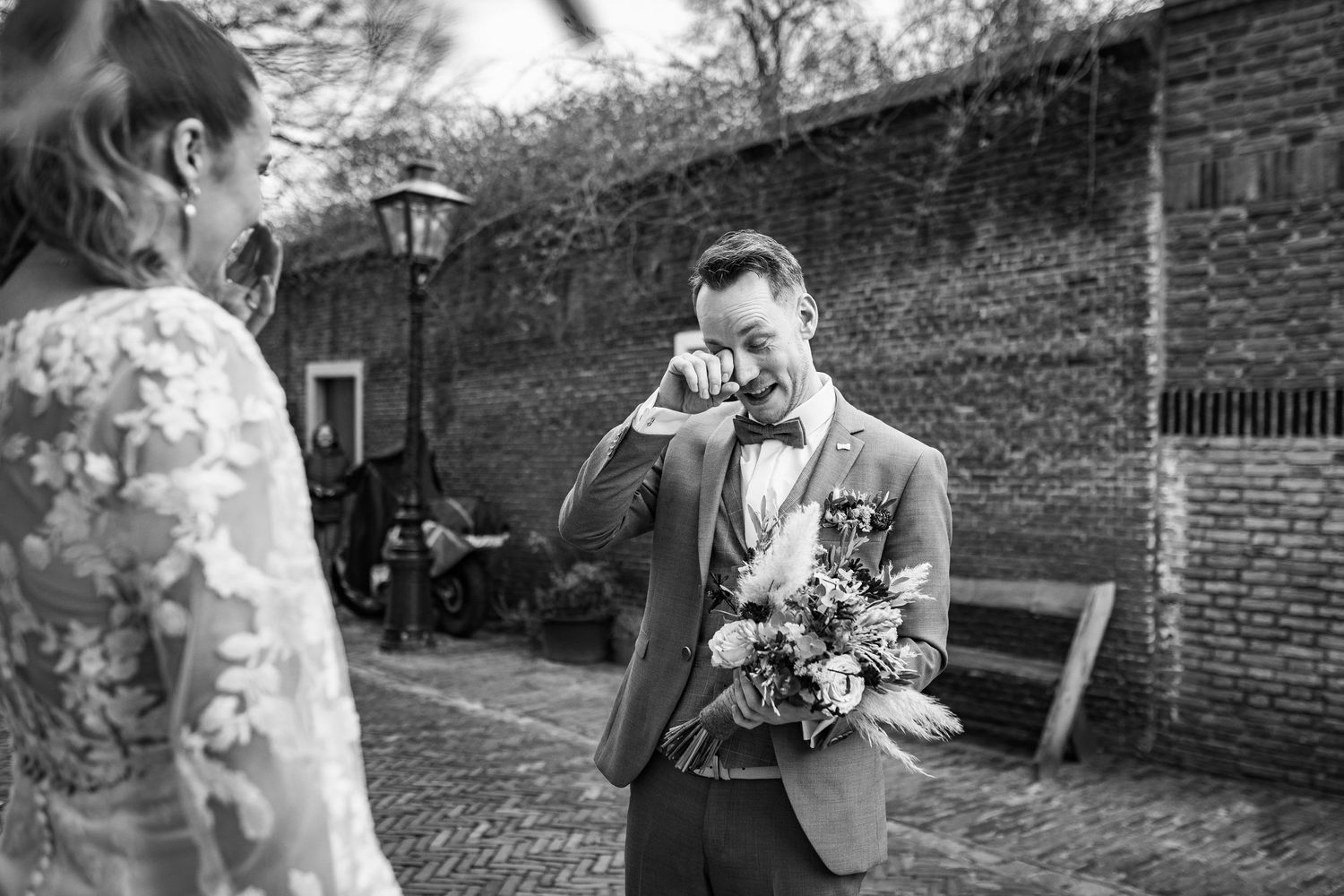 bruidegom houdt het niet droog na het zien van de bruid