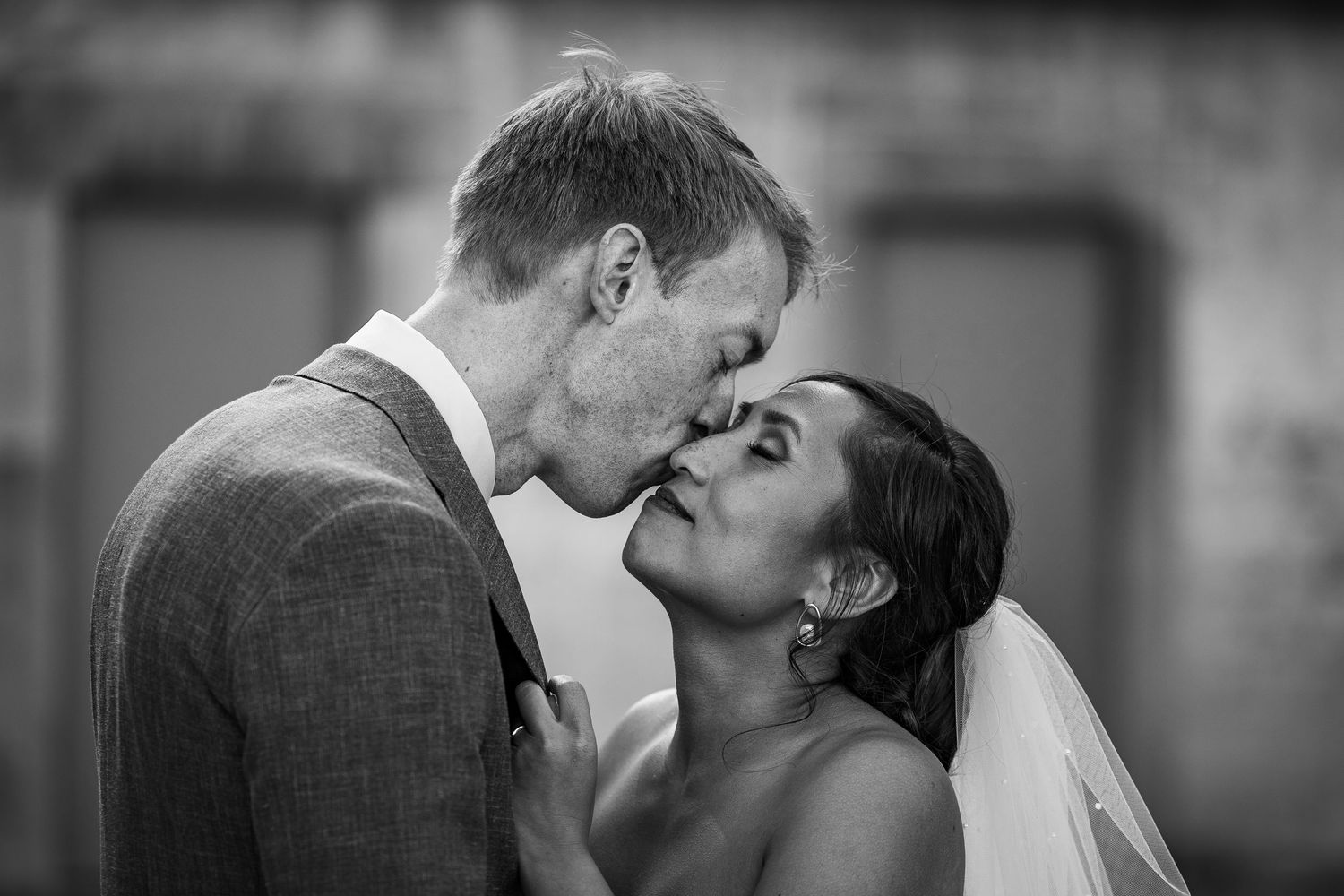 bruidspaar die samen de liefde vieren in rust