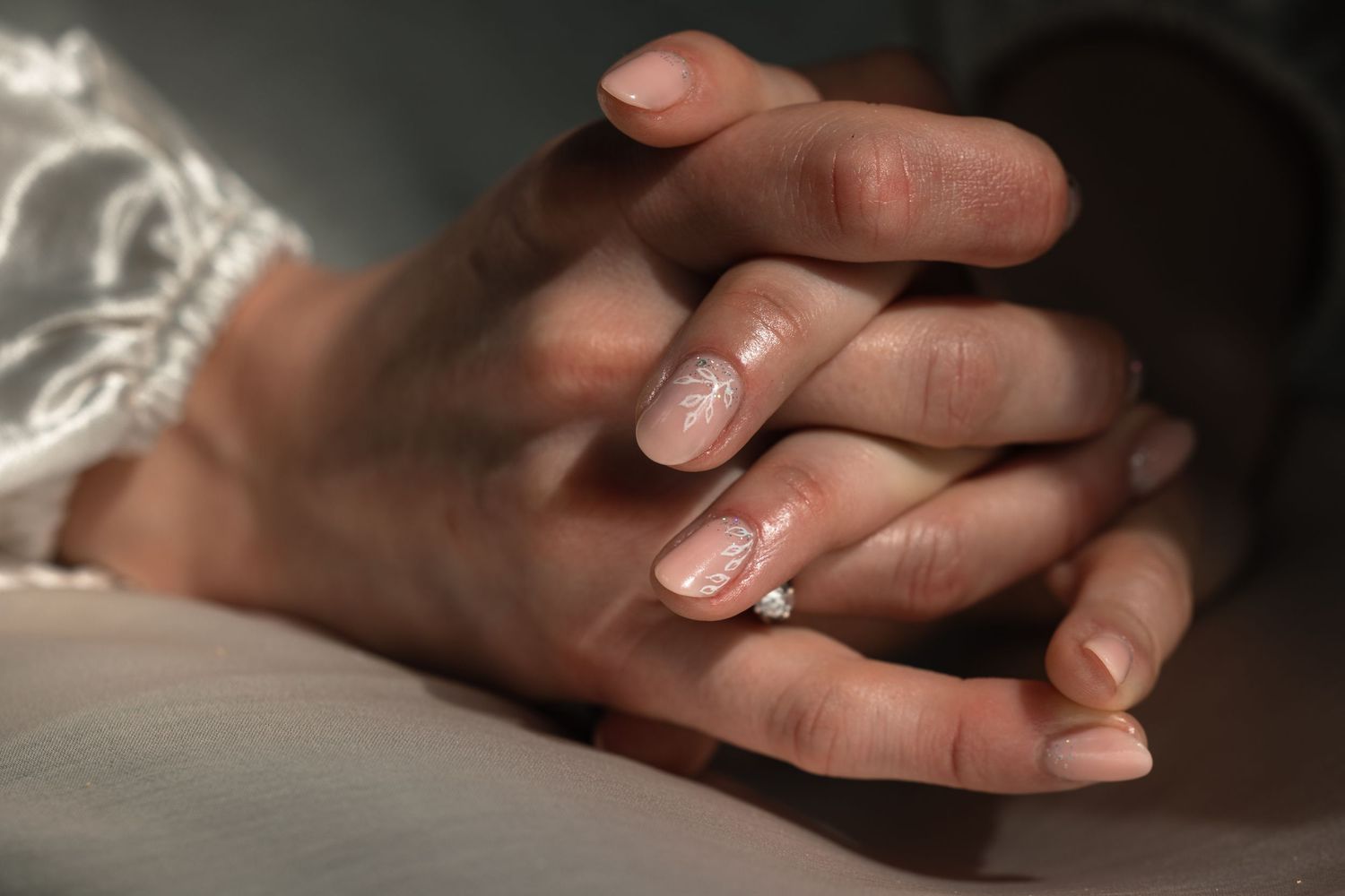 nagels tijdens de voorbereiding van de bruid