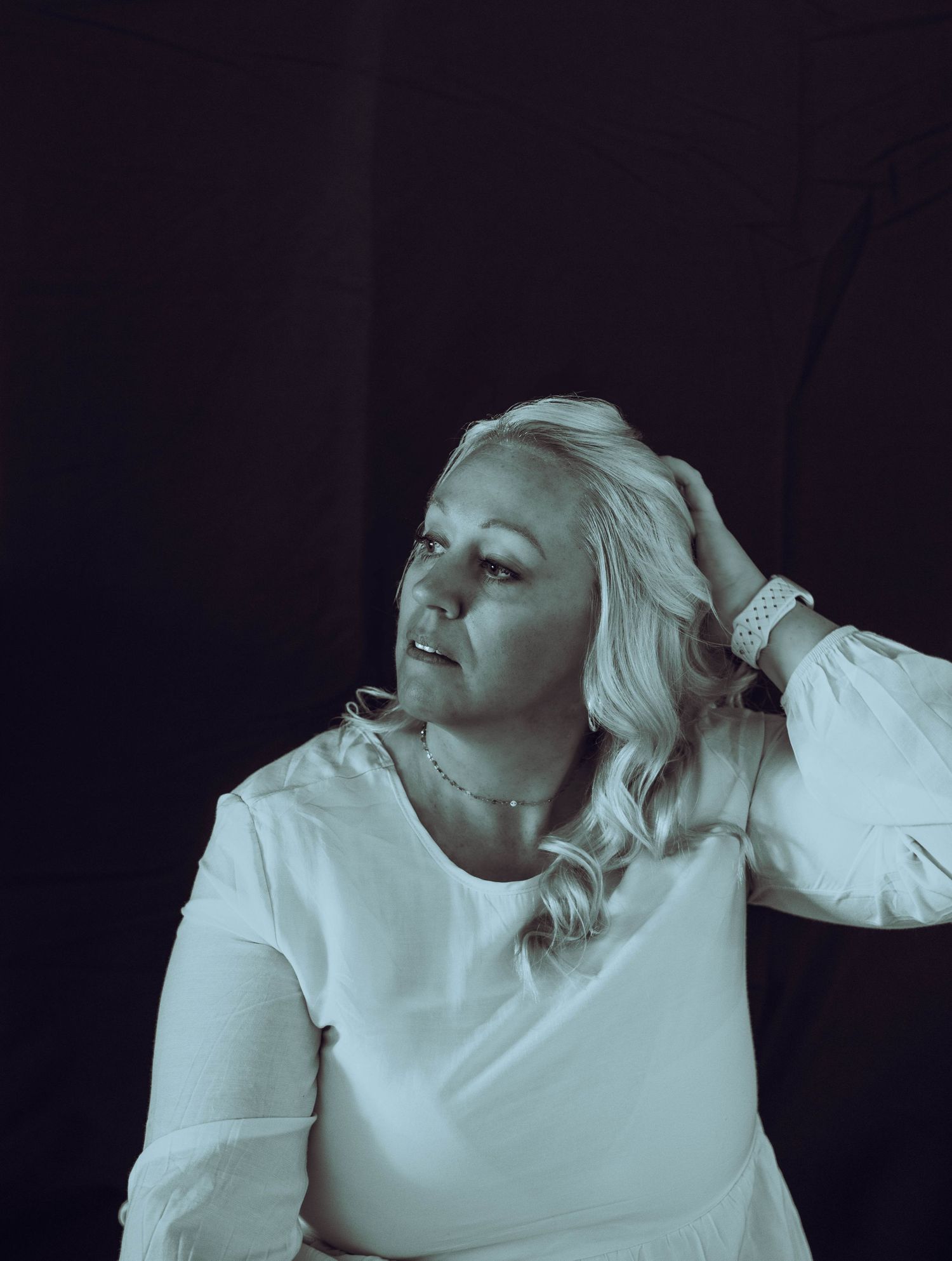 Poised and reflective—photographer captures a quiet moment of grace and strength in soft light and timeless style.