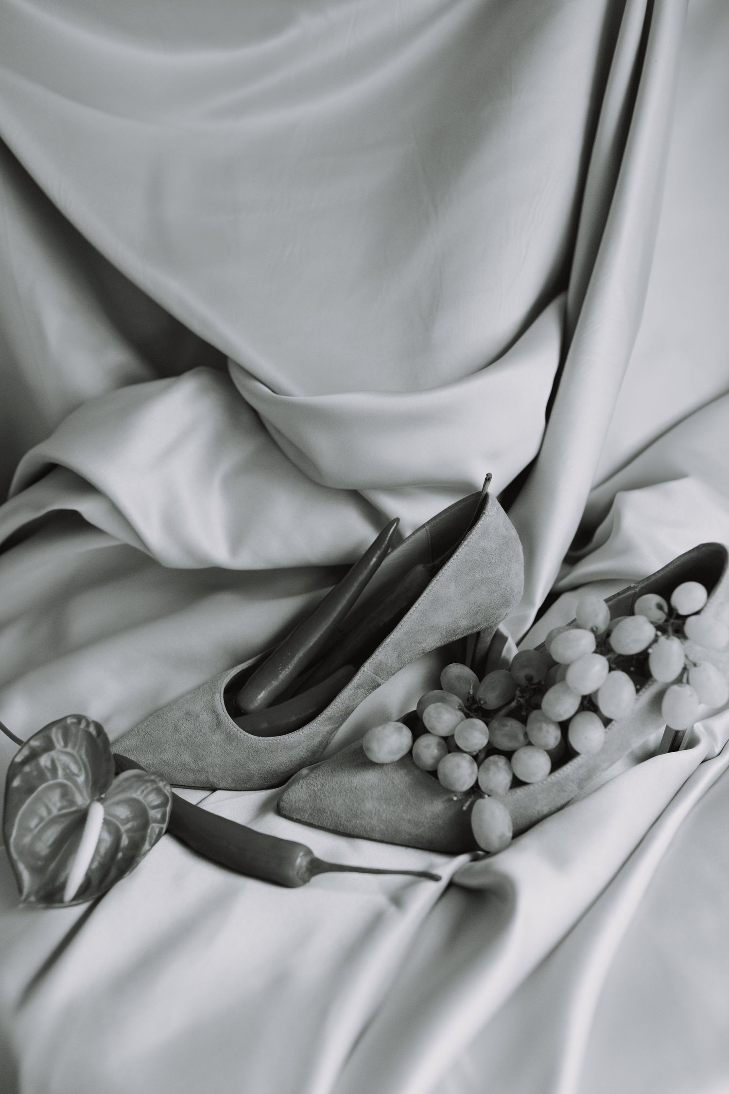 Still life composition with grapes and fabric in black and white.
