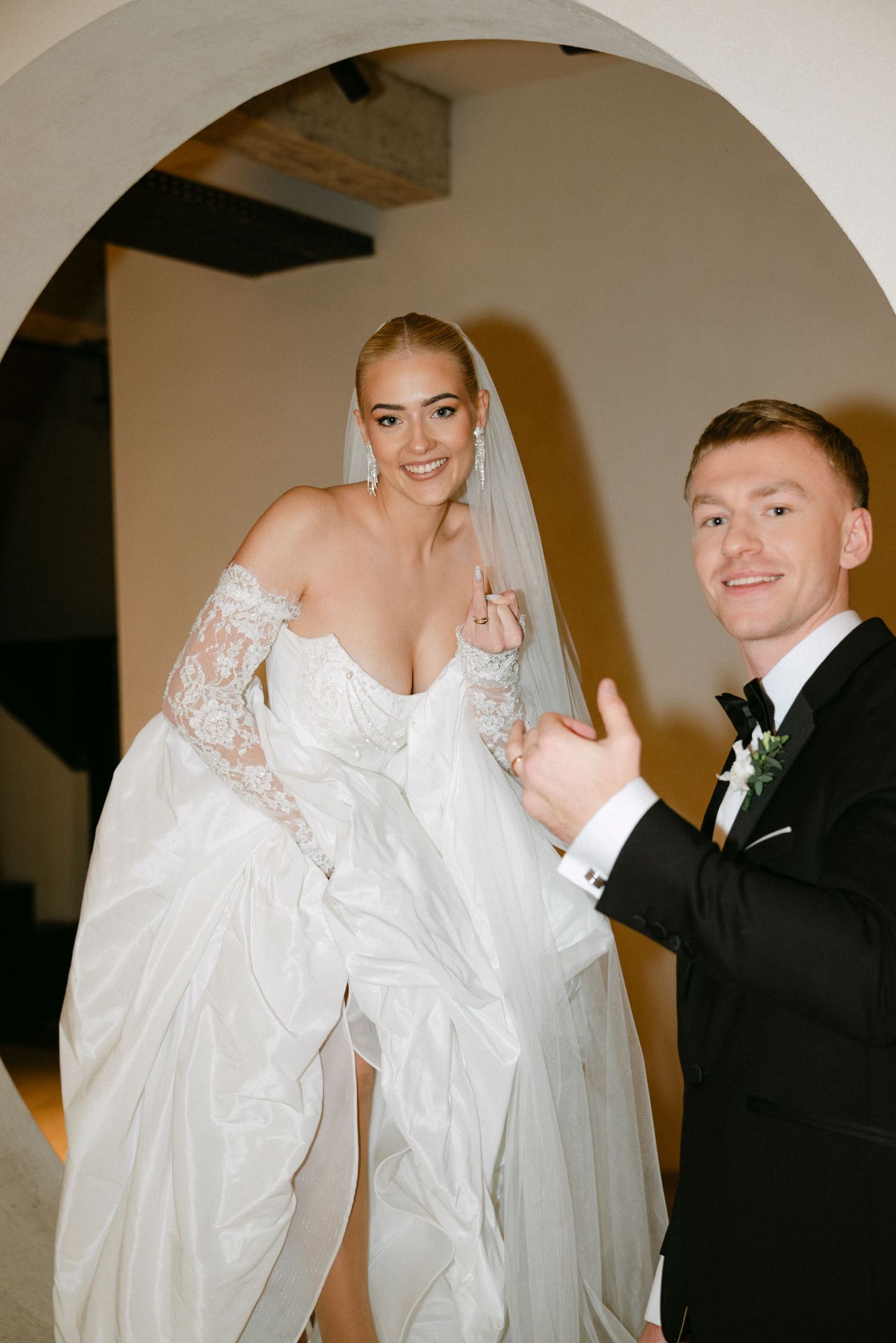 nuotaka ir jaunikis stovi po arka interjere