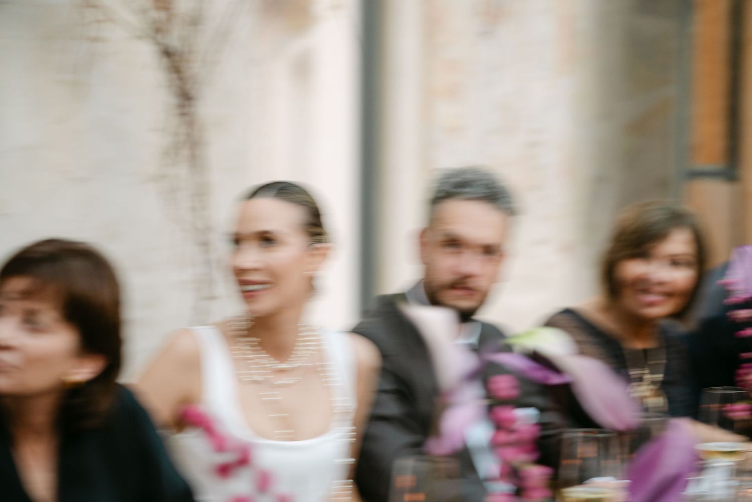 nuotaka ir jaunikis sėdi su svečiais vakarienės metu