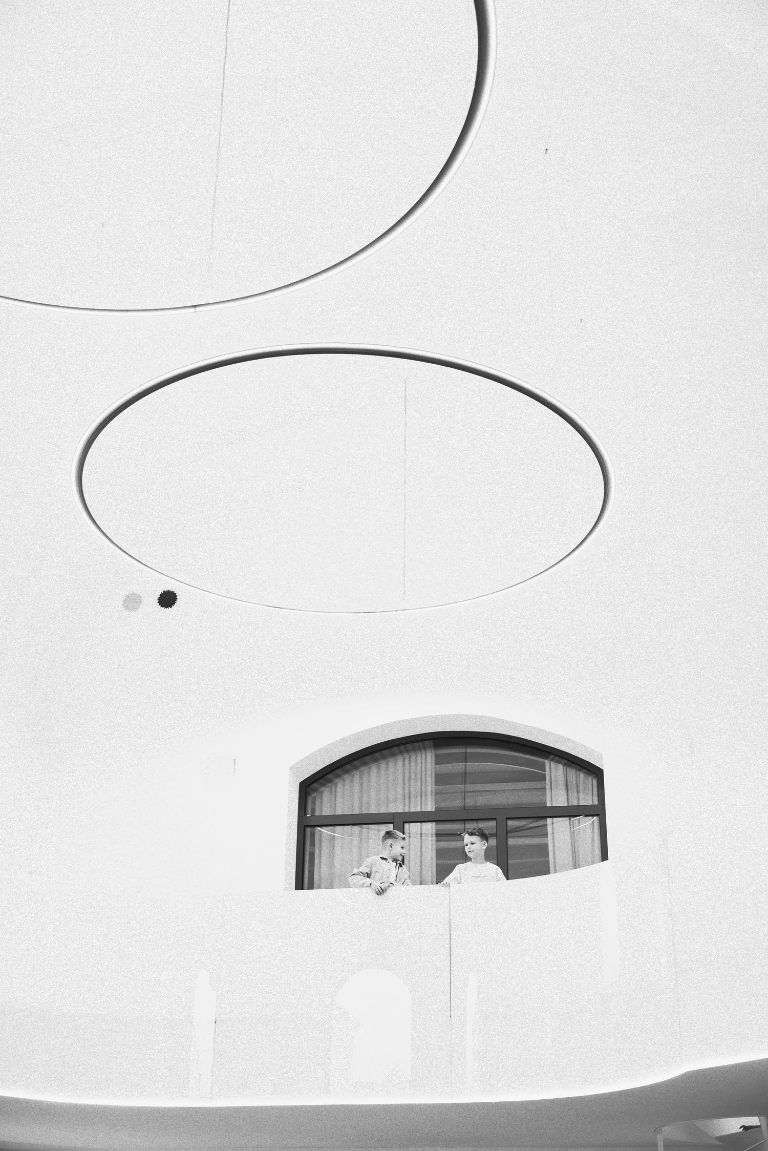 minimalistinės erdvės lubų detalė su architektūrinėmis linijomis