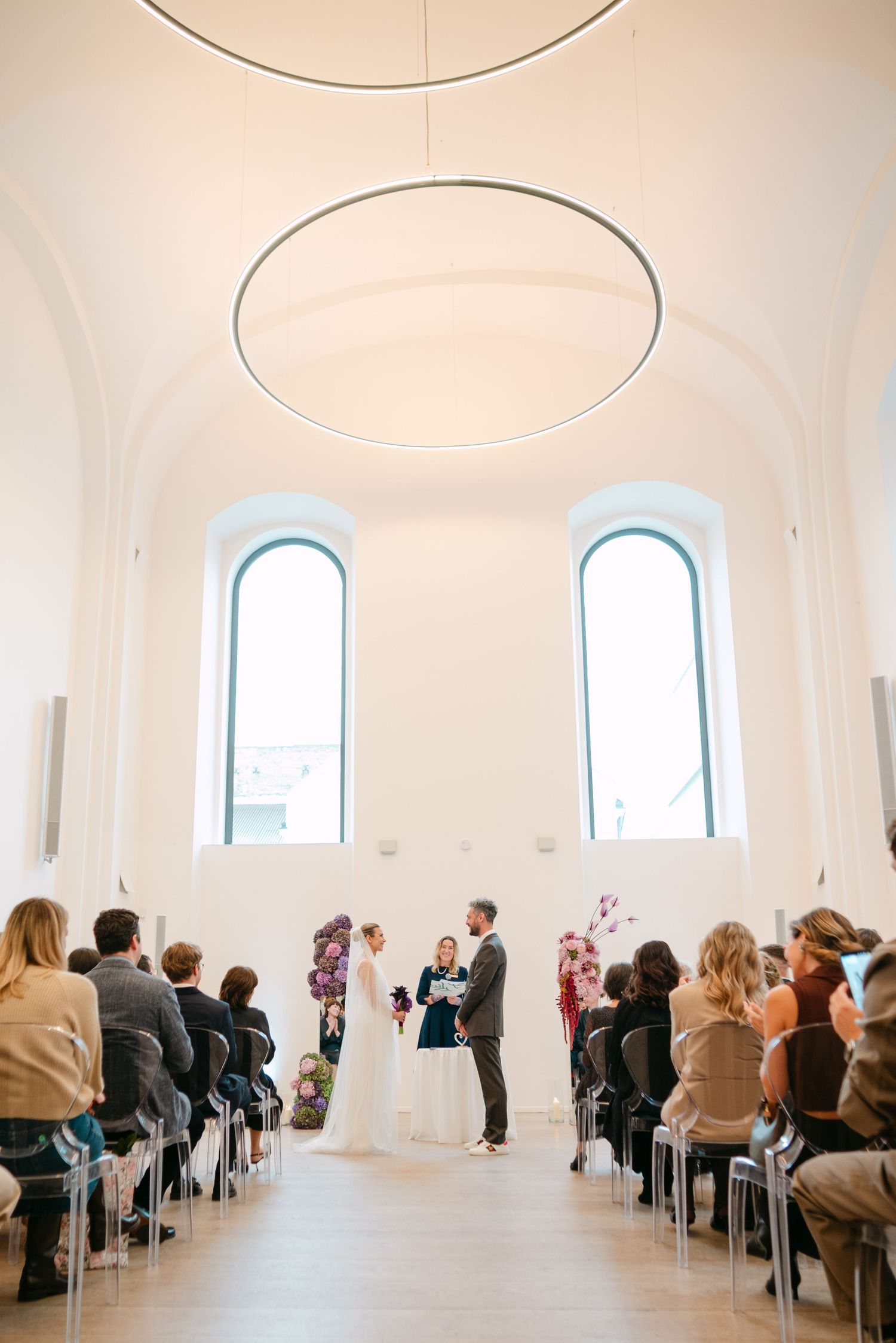 vestuvių ceremonija vyksta šviesioje minimalistinėje erdvėje Bokšto SPA Vilniuje