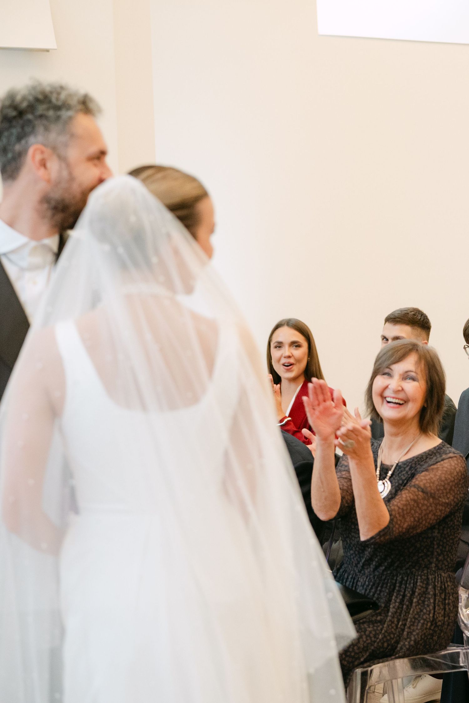 nuotaka eina ceremonijos erdve, svečiams stebint