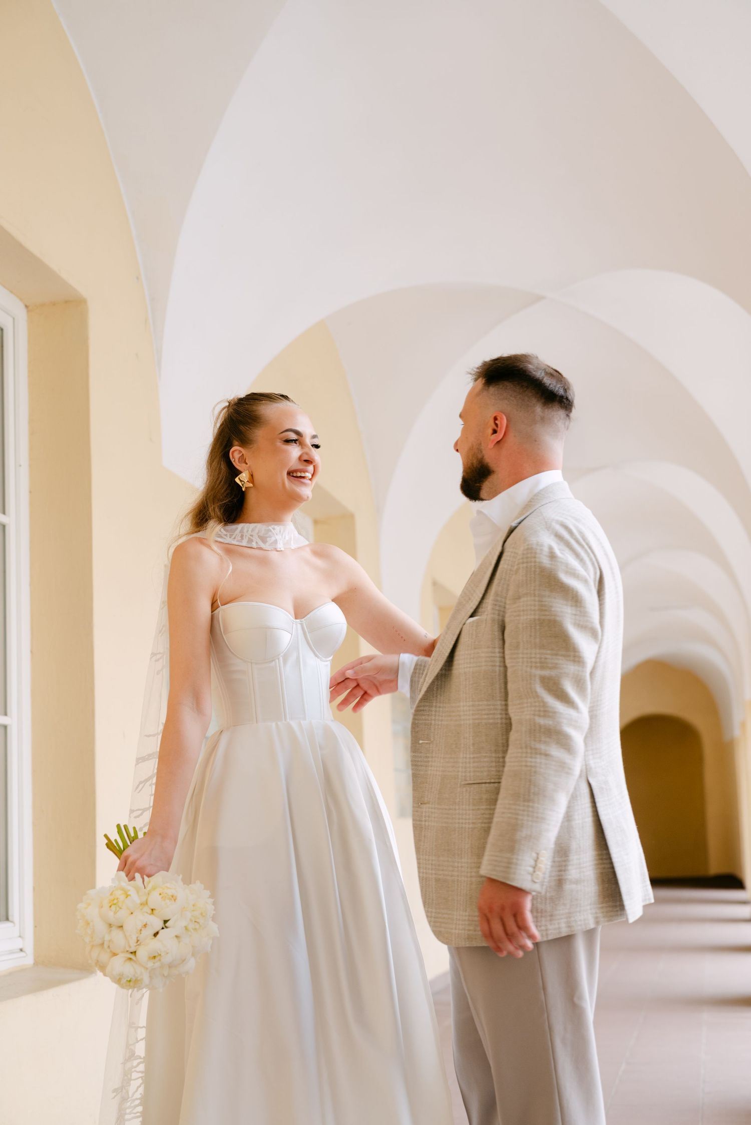 nuotaka ir jaunikis stovi elegantiškame pasaže