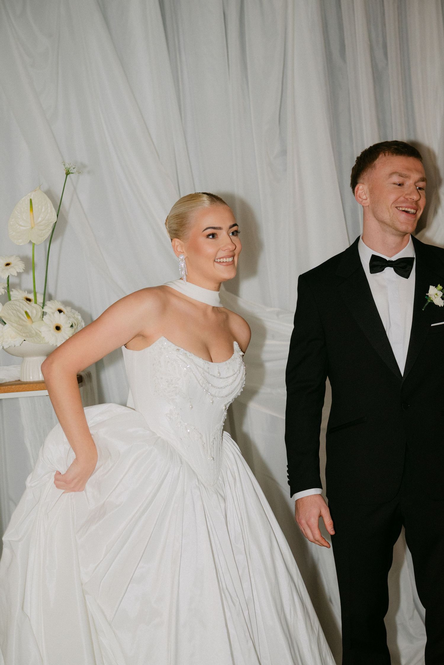 nuotaka ir jaunikis stovi kartu elegantiškoje aplinkoje