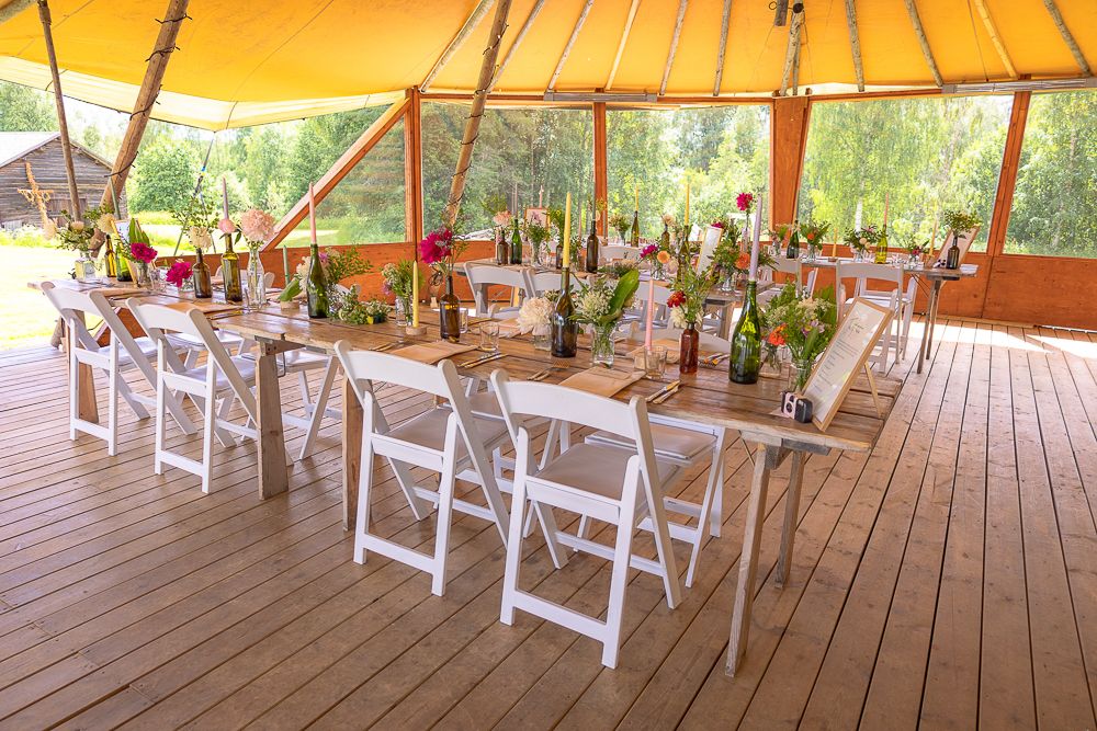 Bordsdukning bröllop tält sommar