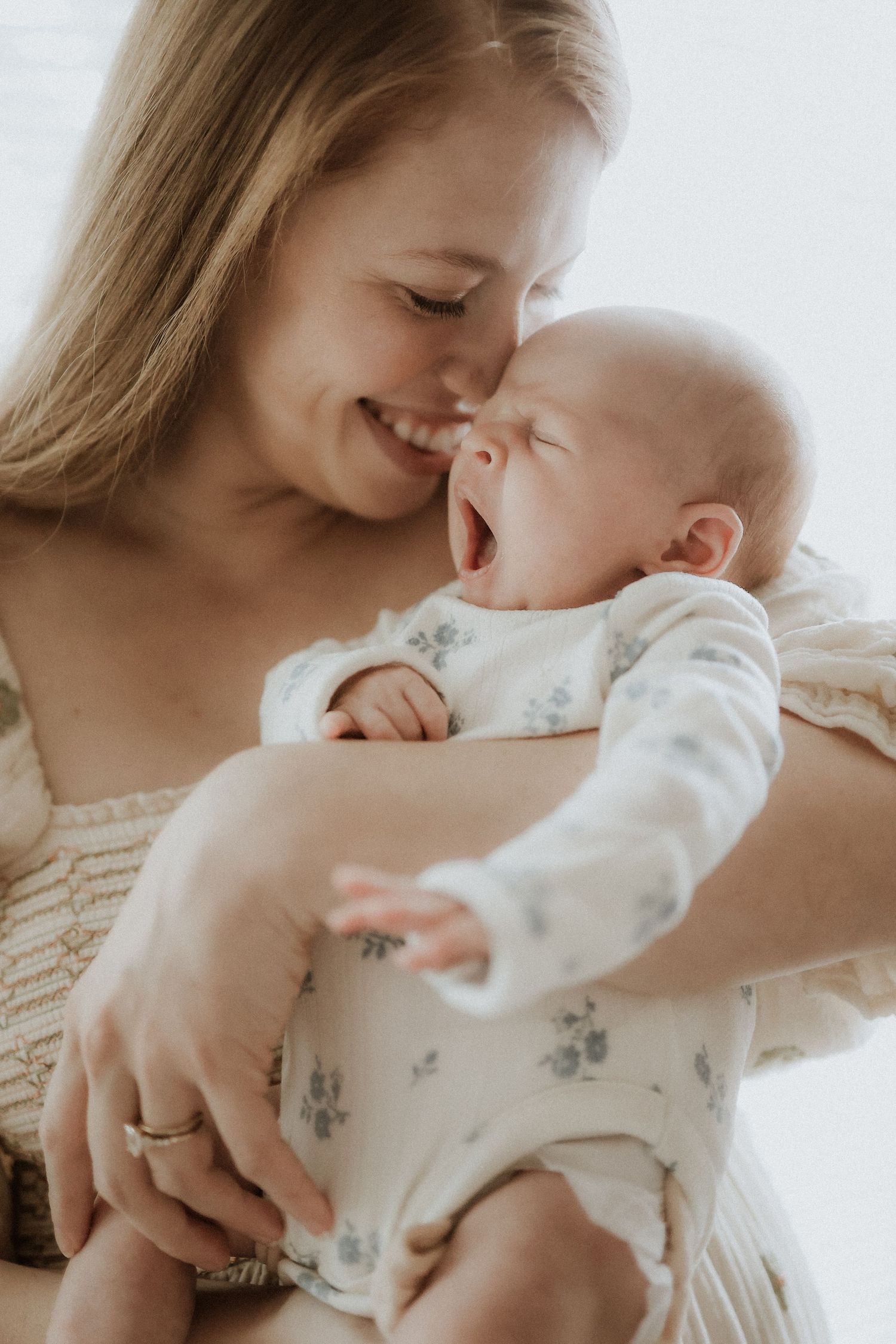 newborn photography, mom and baby, candid