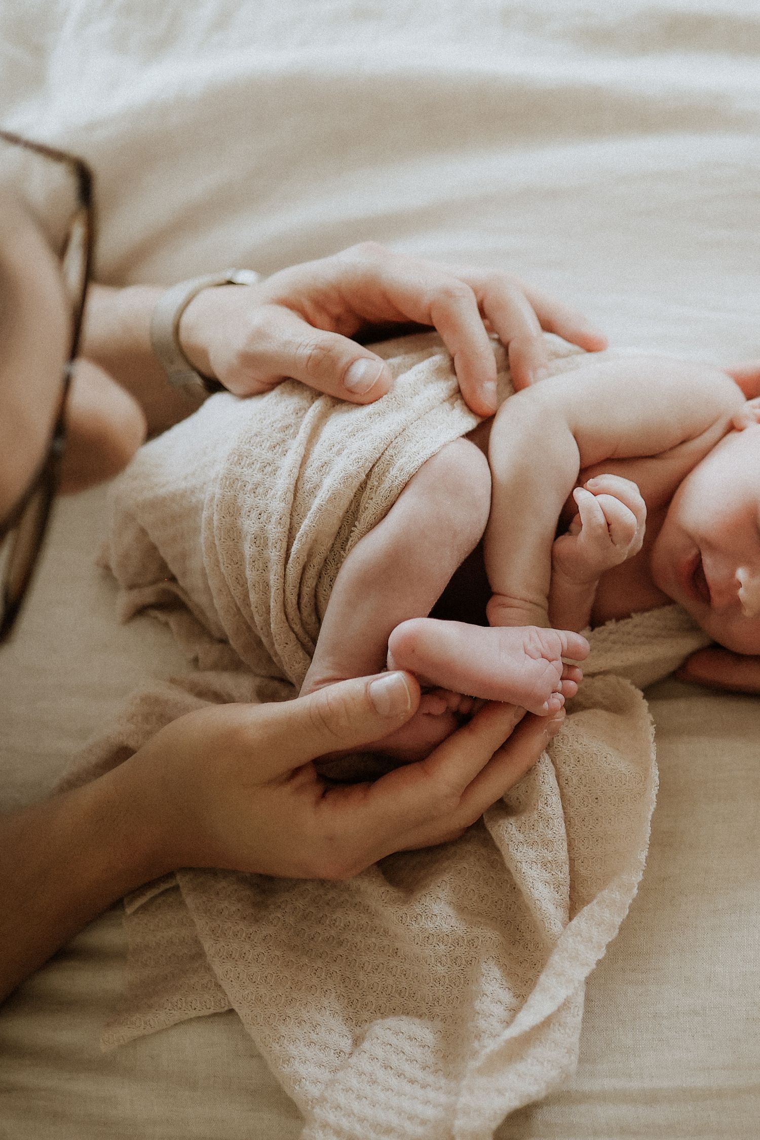 details, lifestyle newborn photoshoot, dad and baby
