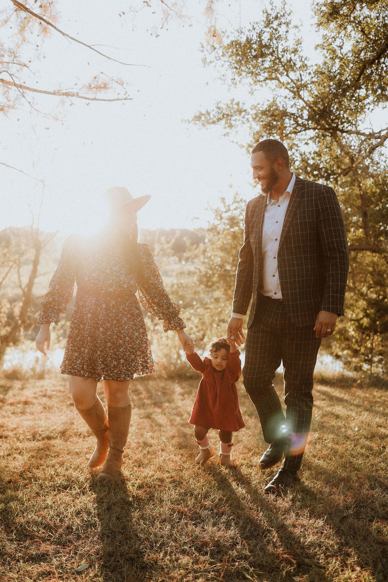family photoshoot, texas hill country, baby girl with mom and dad, golden hour