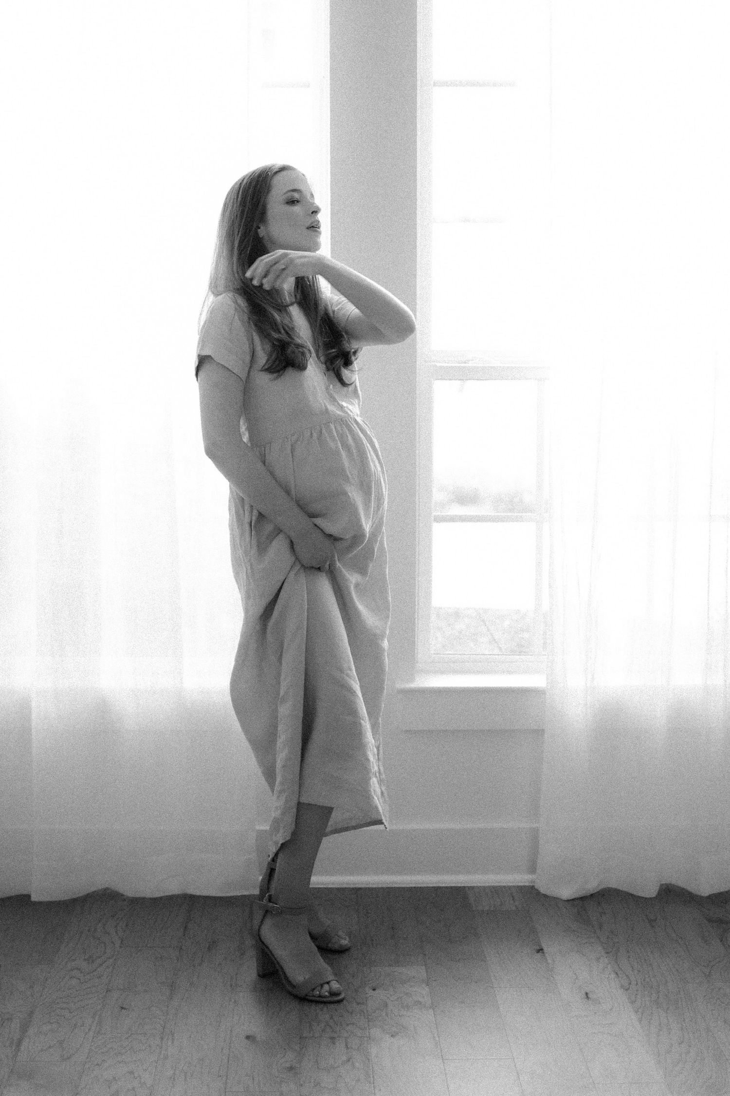 maternity, mom to be portrait, black and white, in-home, austin