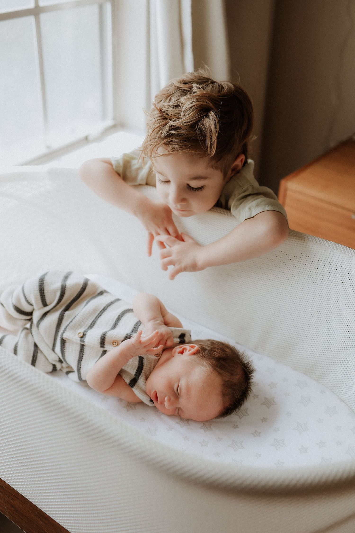 brothers, sibilings, candid, newborn photography, in-home, crib