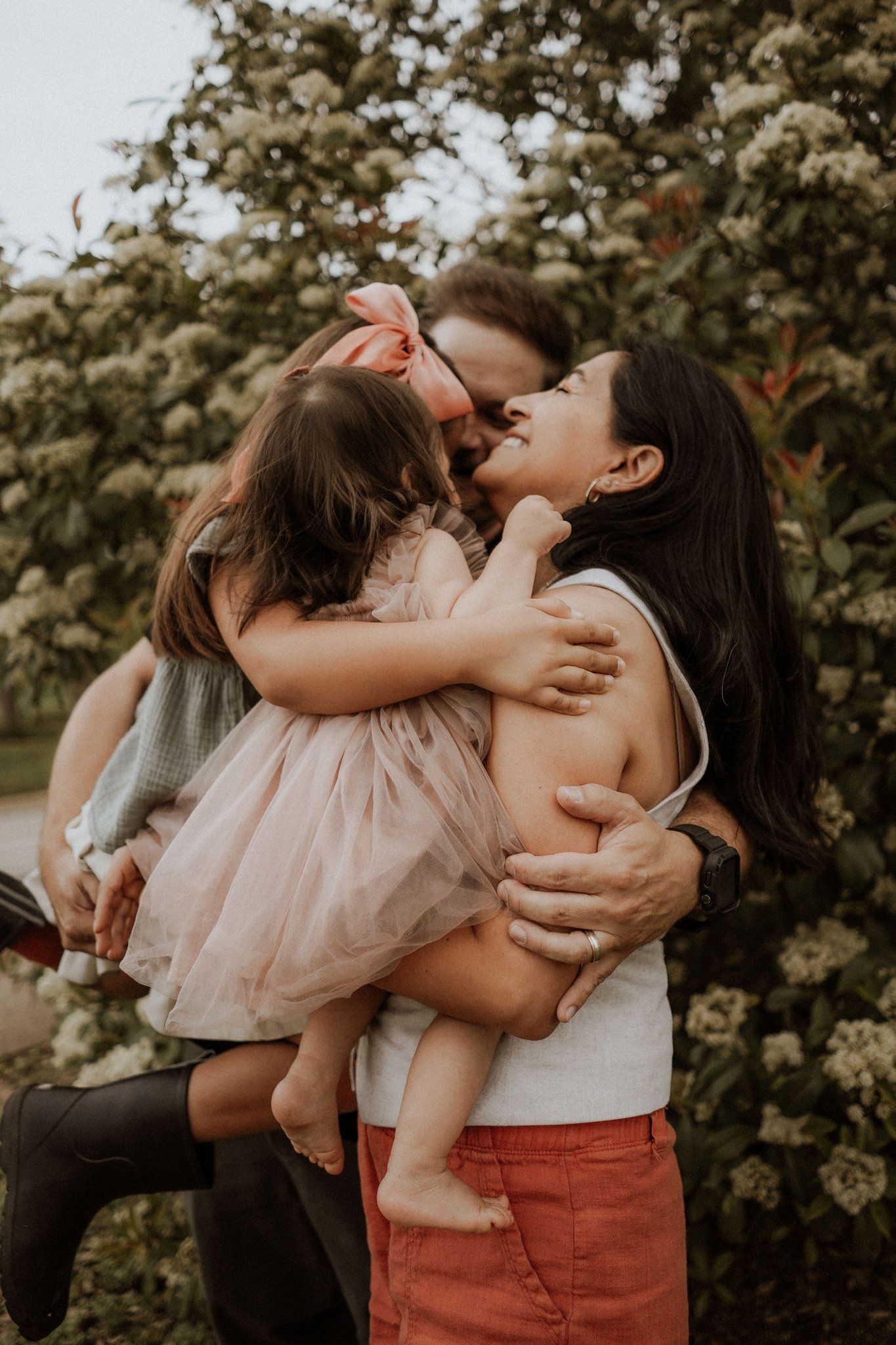 family candid photography, south austin, park, outdoors, hug