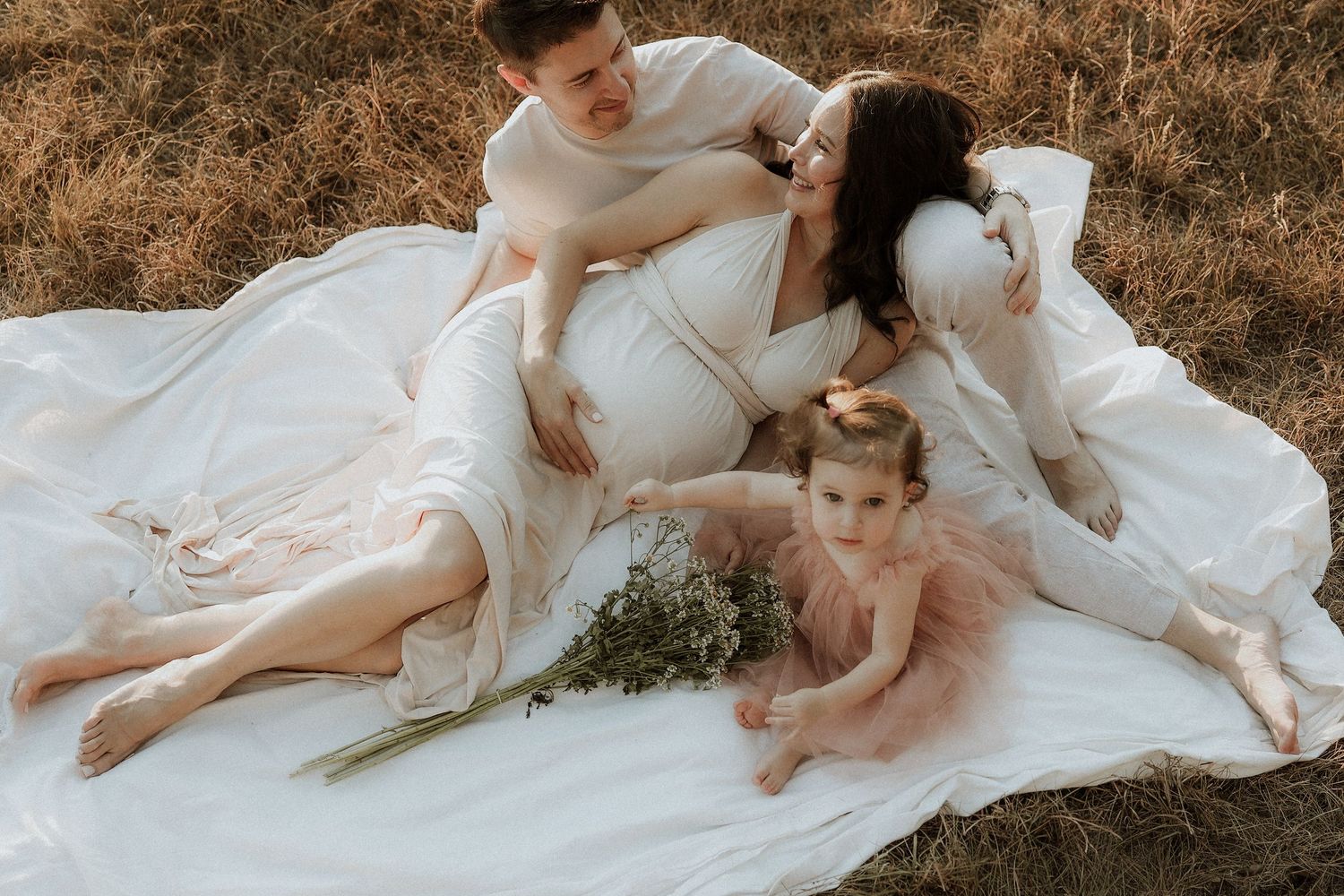 maternity, mom to be, family photoshoot, park, south austin, outdoors, aesthetic, baby bump, big sister