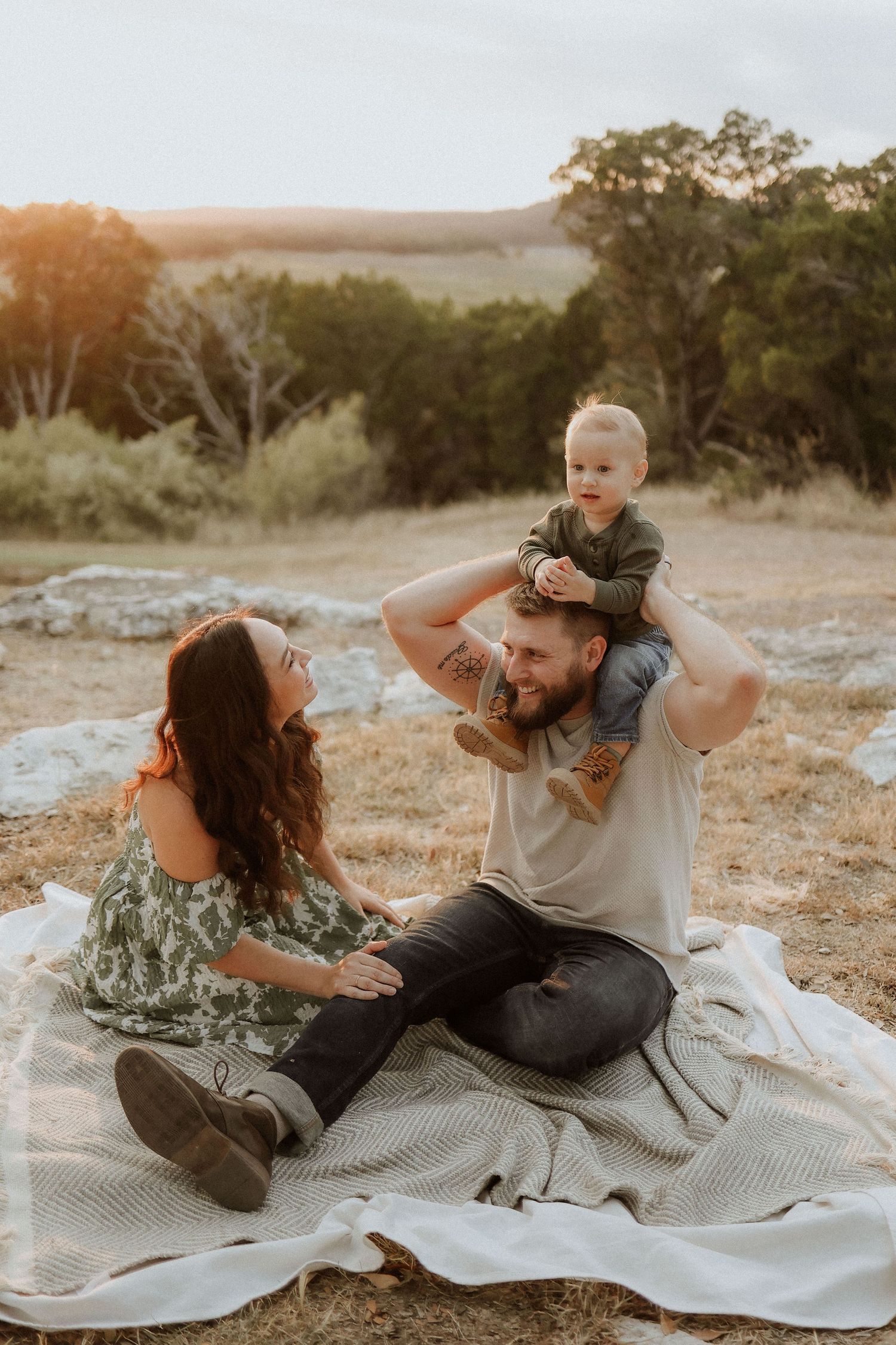 family photoshoot, lakeway, outdoors, golden hour