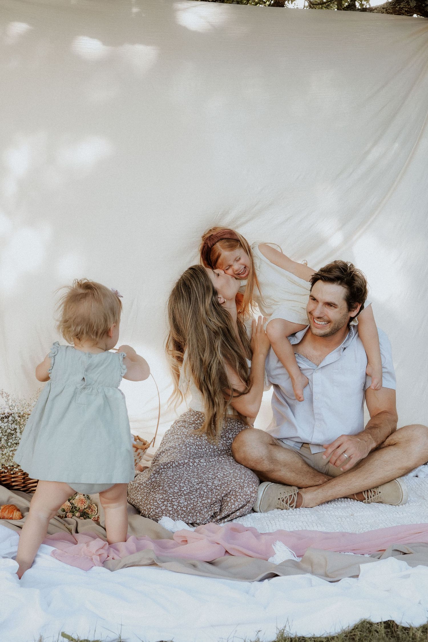 backyard family photosession, south austin, white backdrop