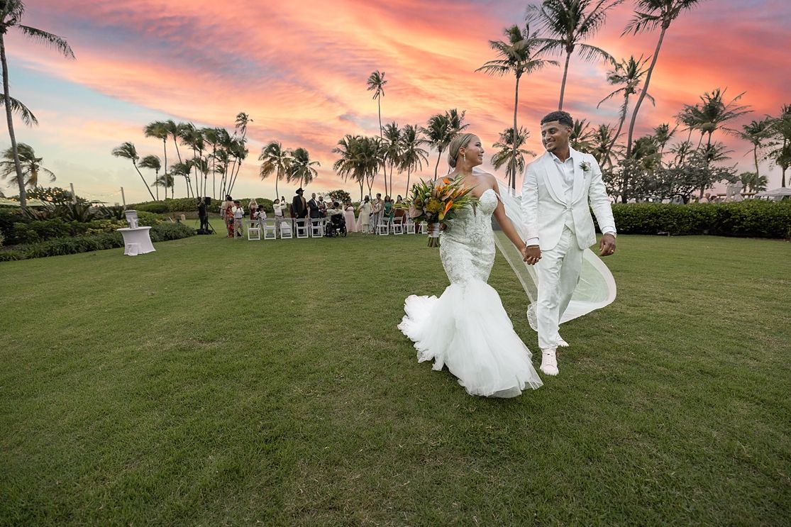Bride and groom dancing at sunset Wyndham Grand Rio Mar Puerto Rico — Raymond Vega