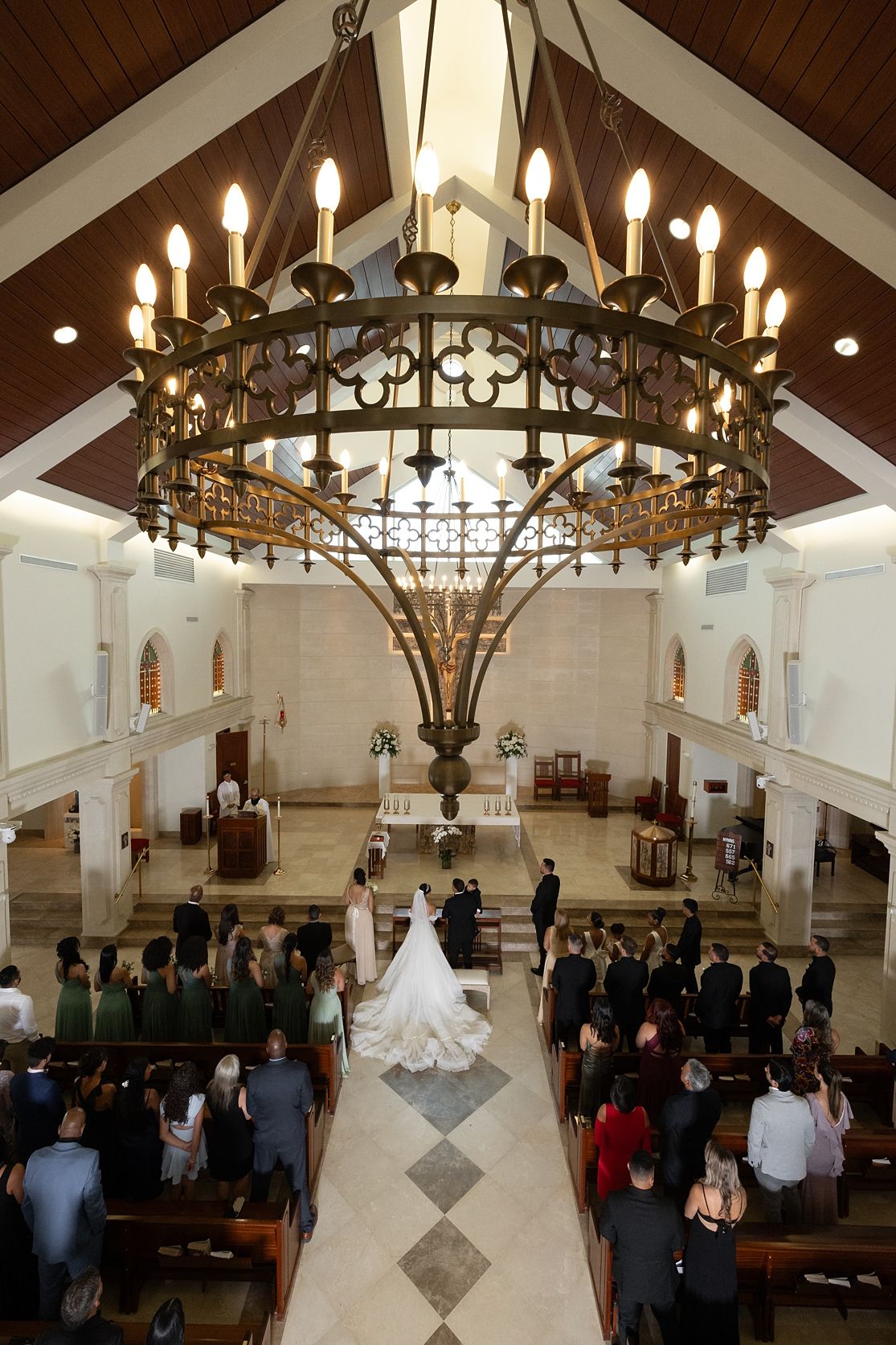 Wedding ceremony inside elegant church with crystal chandelier Puerto Rico — Raymond Vega Photography