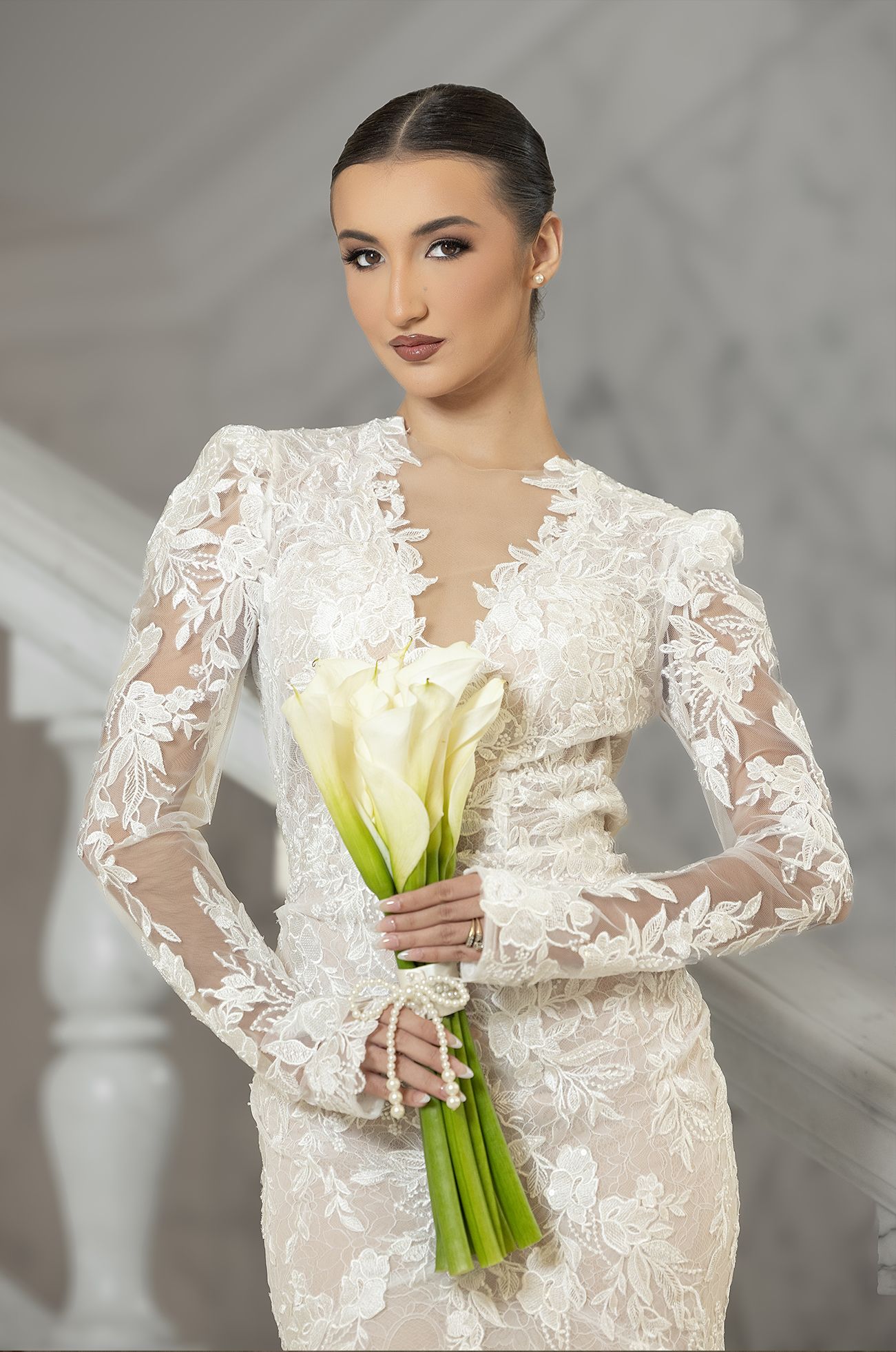 Sophisticated bride in lace long sleeve gown — fotografo de bodas Puerto Rico Raymond Vega