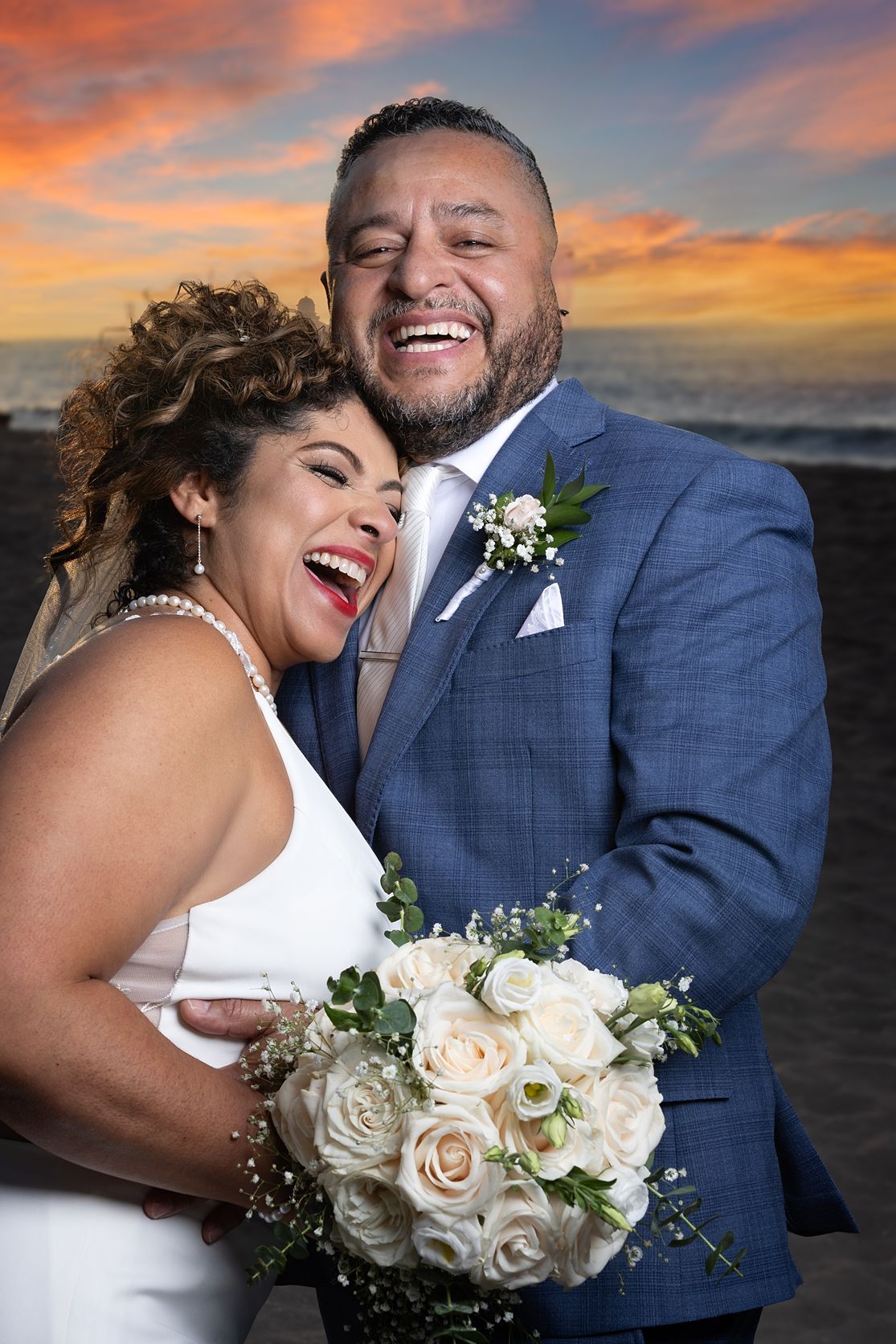 Joyful couple at sunset Courtyard by Marriott Isla Verde Beach Resort Puerto Rico — Raymond Vega