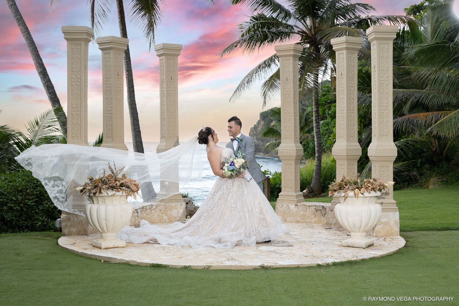 Wedding ceremony between white columns at Hotel Guajataca Isabela Puerto Rico — Raymond Vega