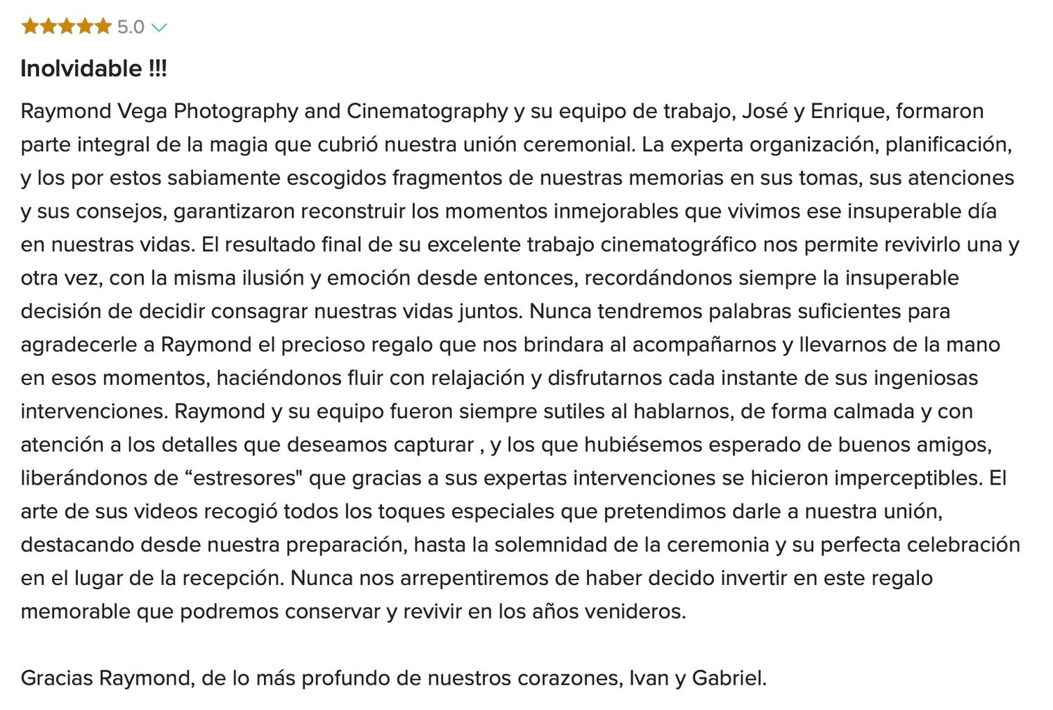 Five-star Spanish review praising Raymond Vega's wedding photography and videography team for capturing unforgettable moments.