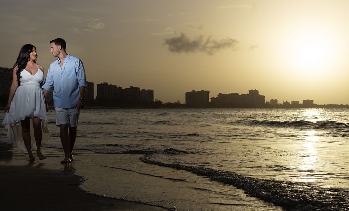Couple walking on beach at golden sunset Dorado Beach Ritz-Carlton Reserve Puerto Rico — Raymond Vega