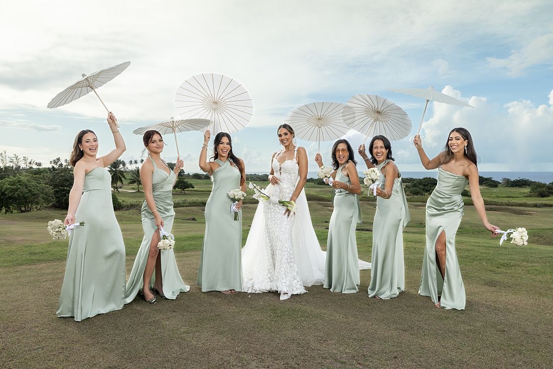 Bride and bridesmaids with white parasols outdoor portrait Puerto Rico — Raymond Vega Photography