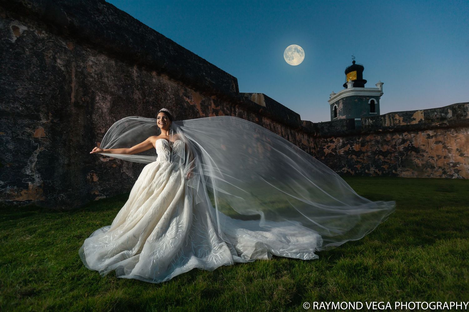 Bride with dramatic veil at Castillo San Felipe del Morro full moon Old San Juan — Raymond Vega