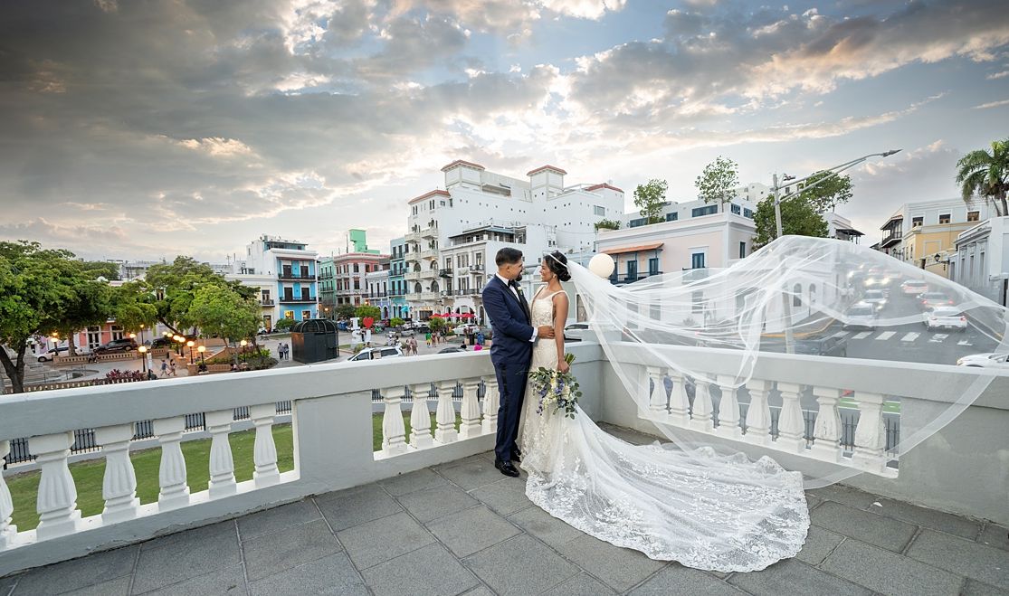 Bride and groom on rooftop terrace Old San Juan Puerto Rico with dramatic veil — Raymond Vega