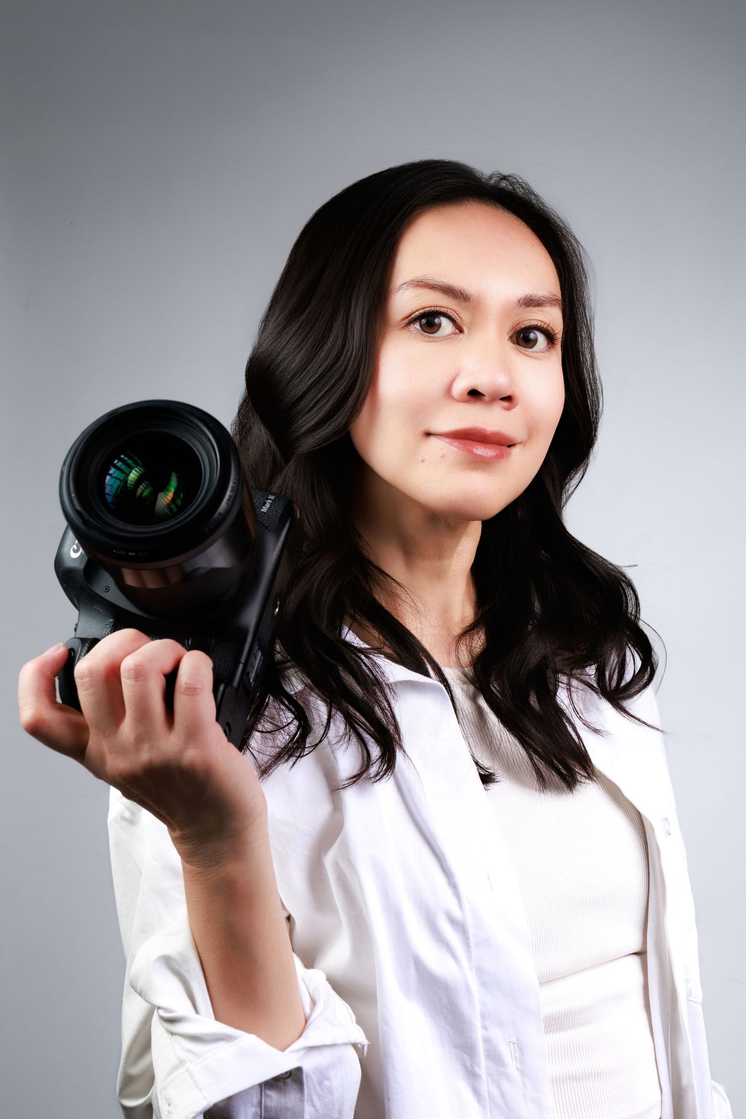 Professional Calgary photographer Vendredi Phan of Doce Photography photographing clients with Canon camera.