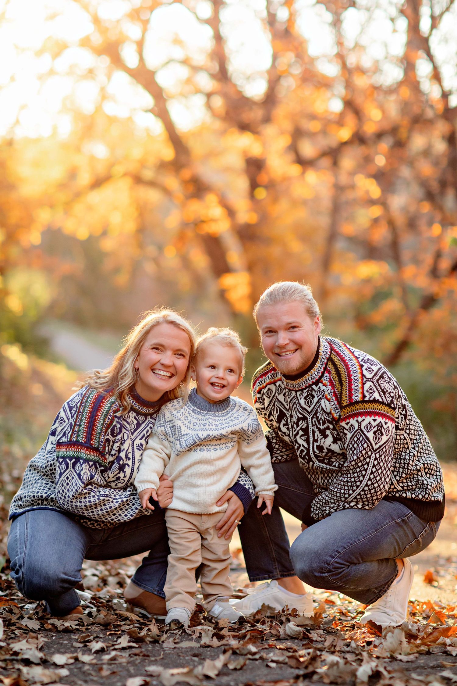 Fall Family Photography in Minnetonka, Minnesota by Willow & Wren Photography. Minnesota family photography.