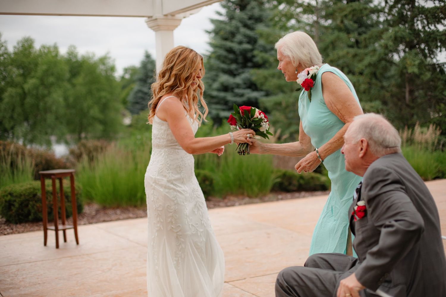 Willow & Wren Photography. Small intimate wedding photography in Eden Prairie, Minnesota.