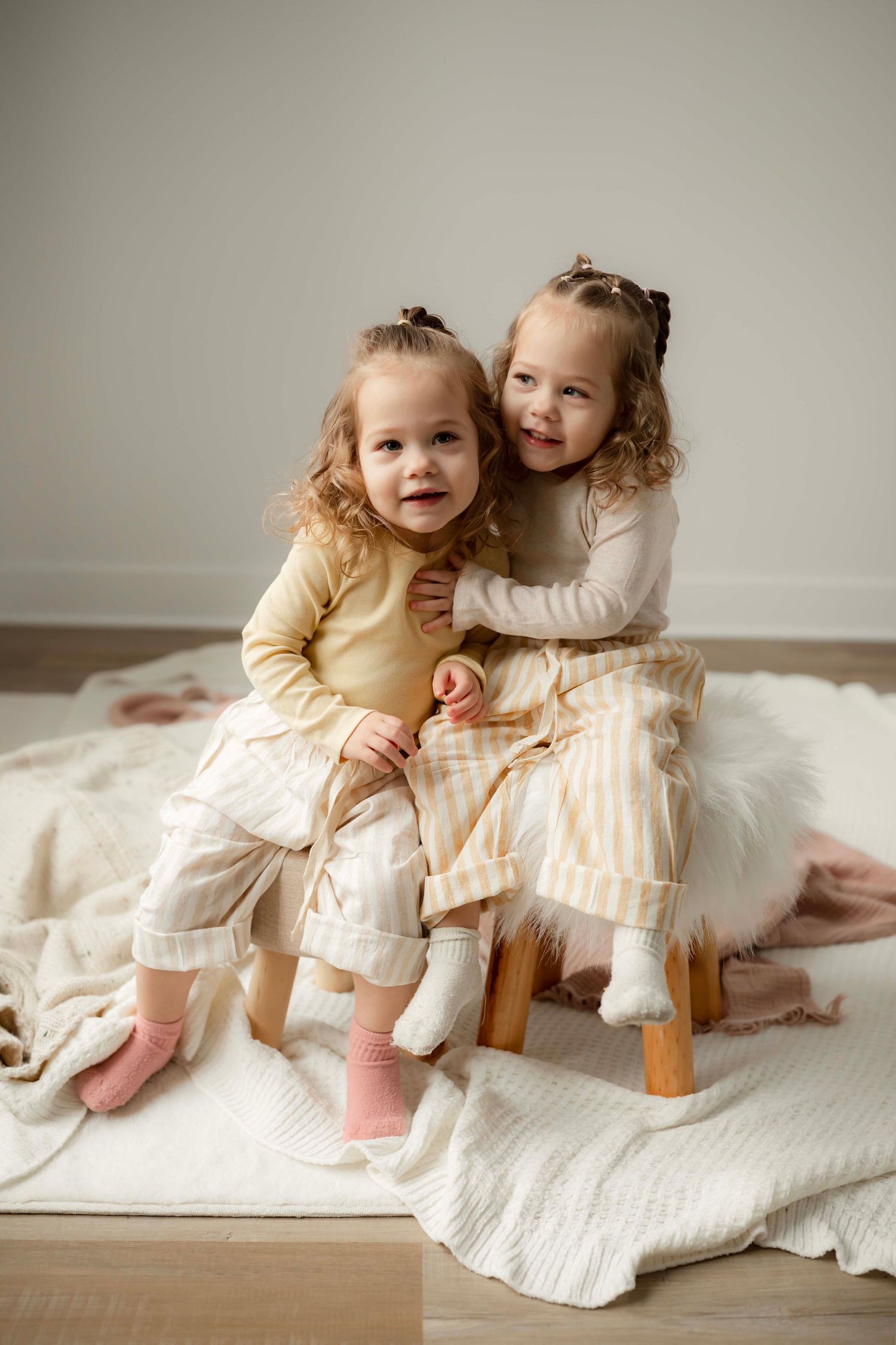 Identical twins photography by Willow & Wren Photography in Minnesota.
