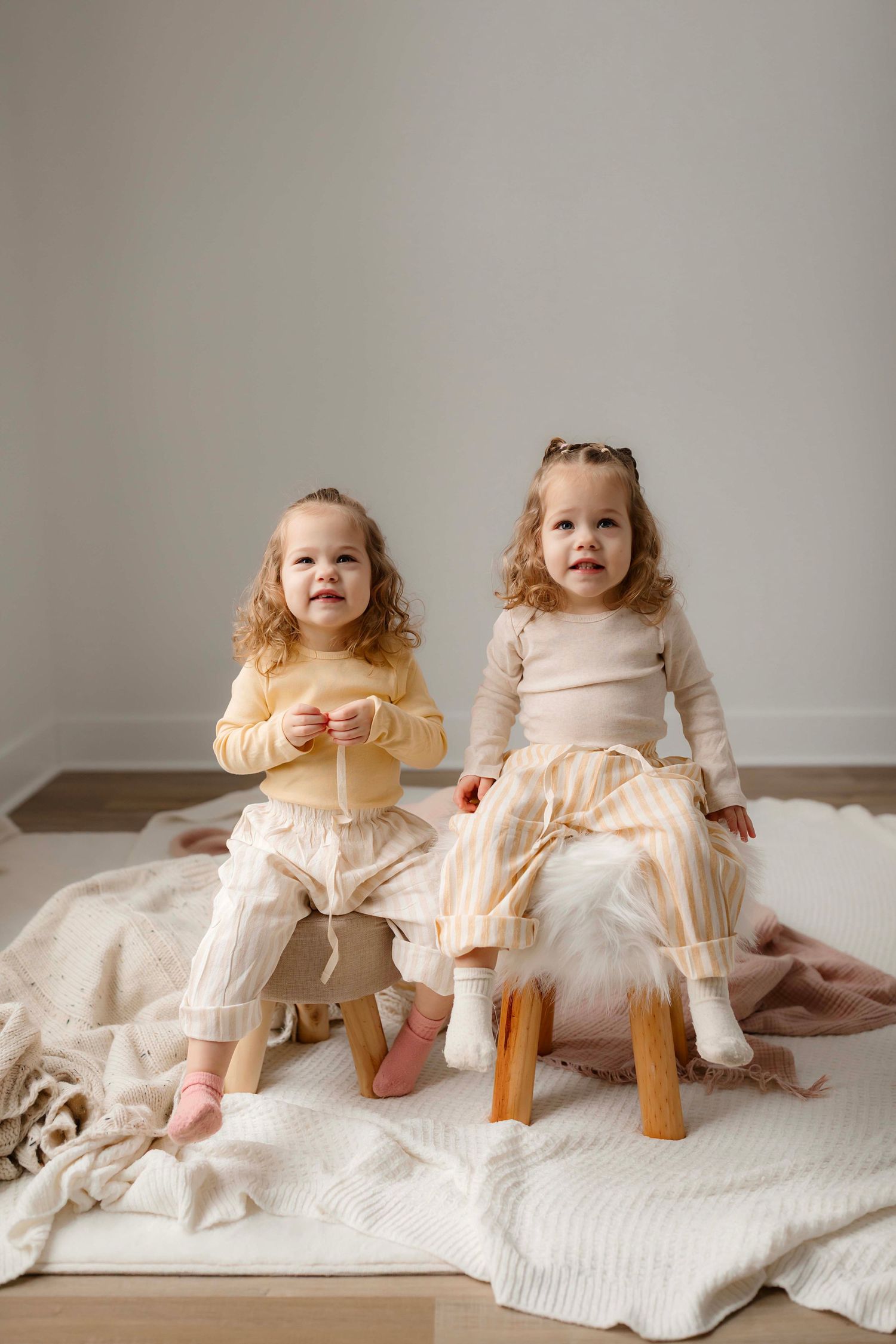 Identical twins photography by Willow & Wren Photography in Minnesota.