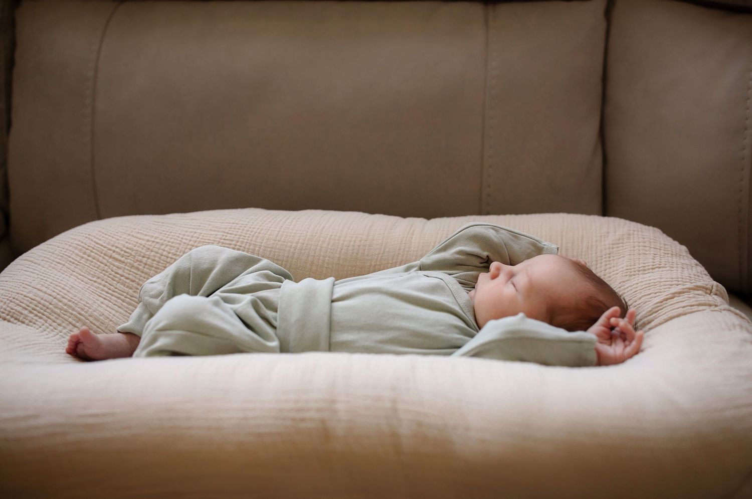 Carver, Minnesota in home newborn photography with Willow & Wren Photography.