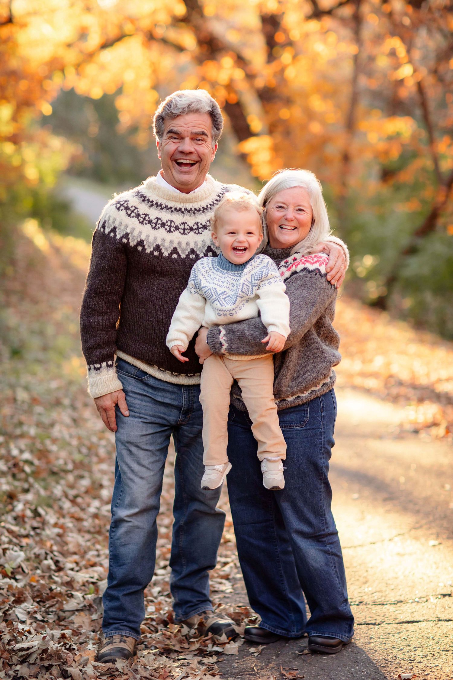 Fall Family Photography in Minnetonka, Minnesota by Willow & Wren Photography. Minnesota family photography. Nordic family in Minnesota.