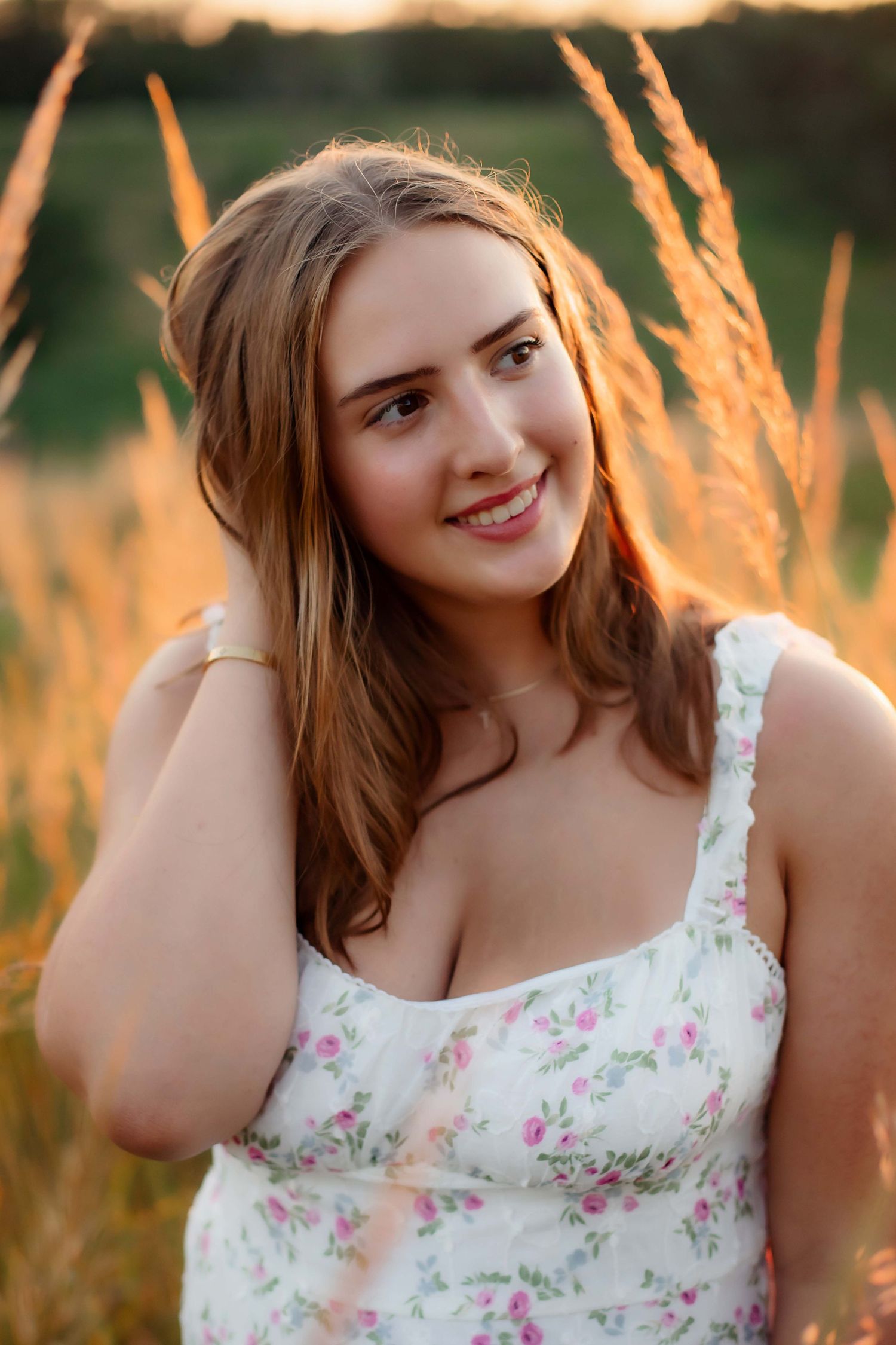 Golden hour portraits in Minnesota High School Senior Photography with Willow & Wren Photography.