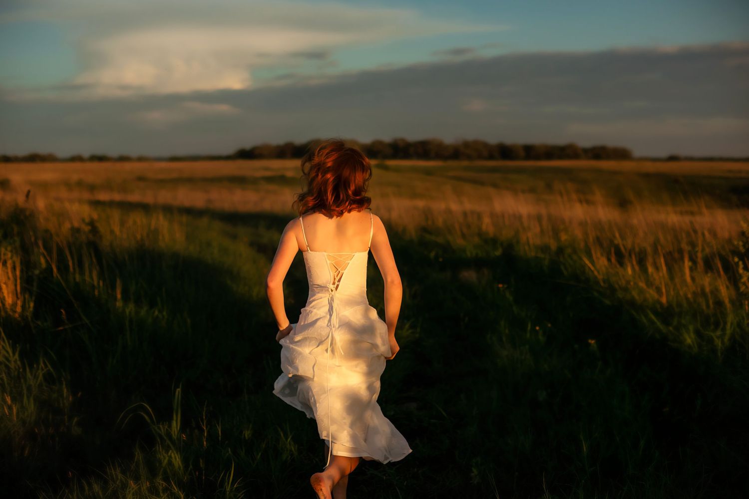 Chanhassen Minnesota High School senior photography with Willow & Wren Photography. Sunset and gold hour senior photos.