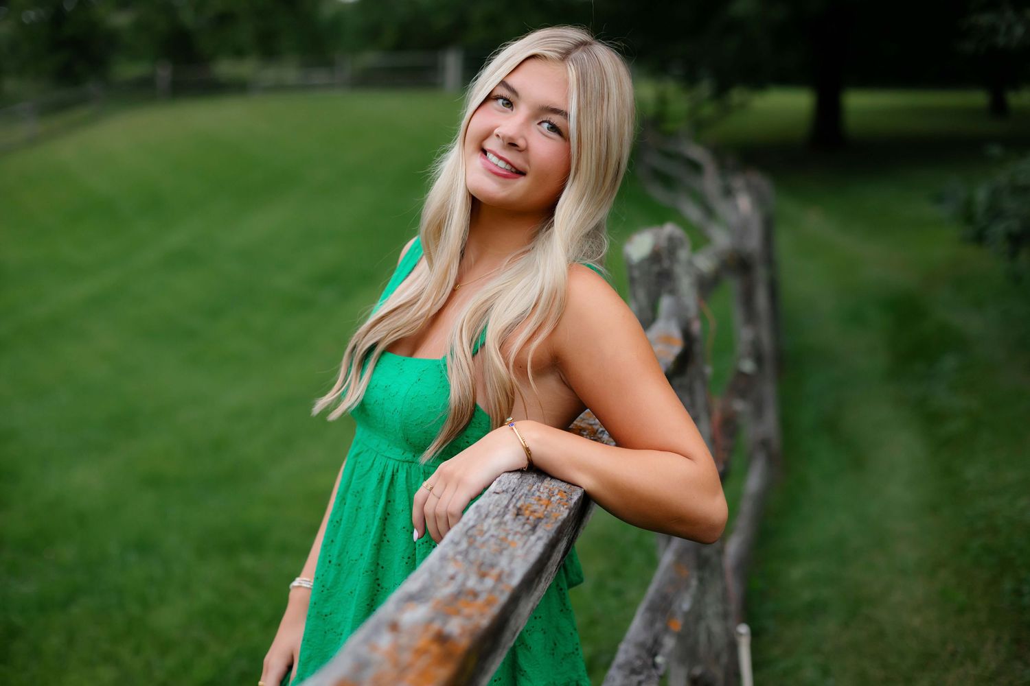 Medina, Minnesota High School senior photography with Willow & Wren Photography. Sunset and gold hour senior photos.