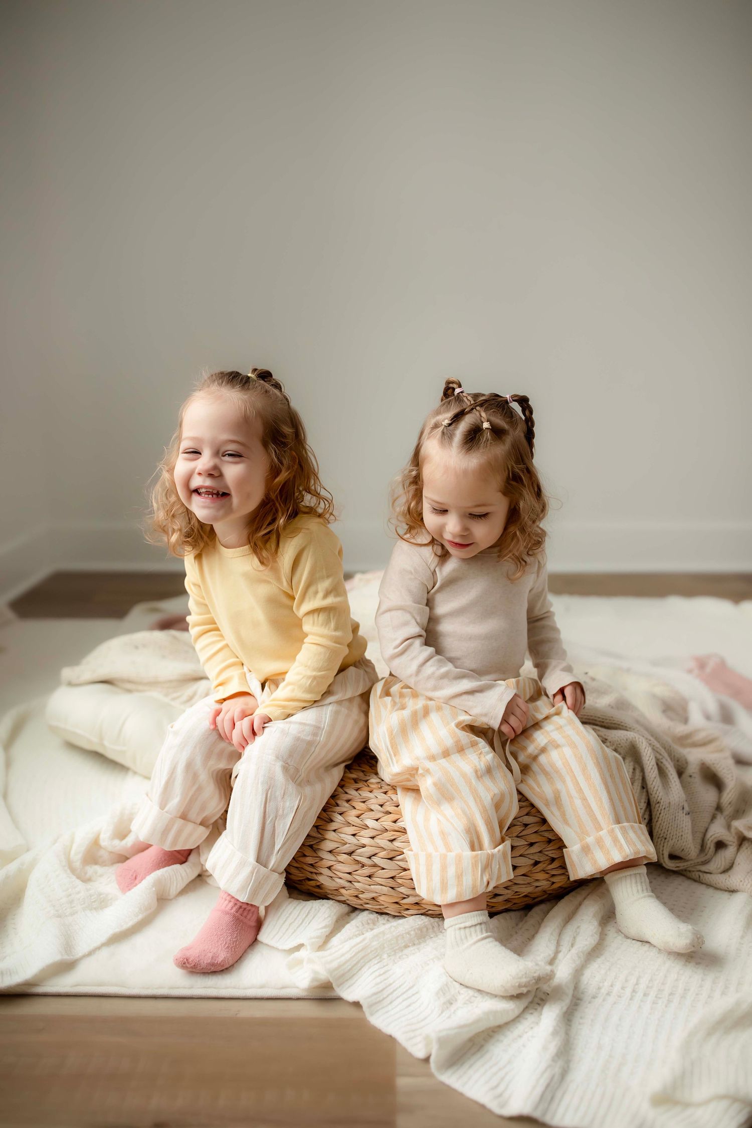 Identical twins photography by Willow & Wren Photography in Minnesota.