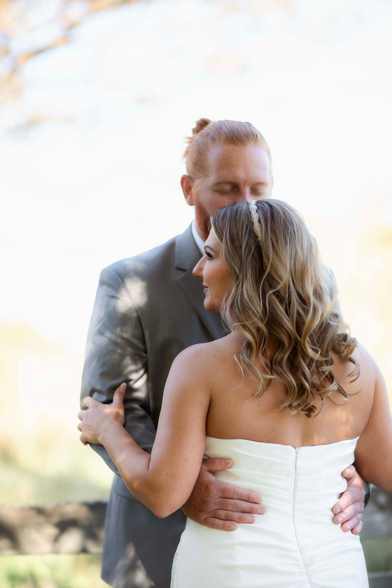 Wedding Couple. Victoria, Minnesota Wedding Photography  by Willow & Wren Photography.  Parley Lake Winery wedding.