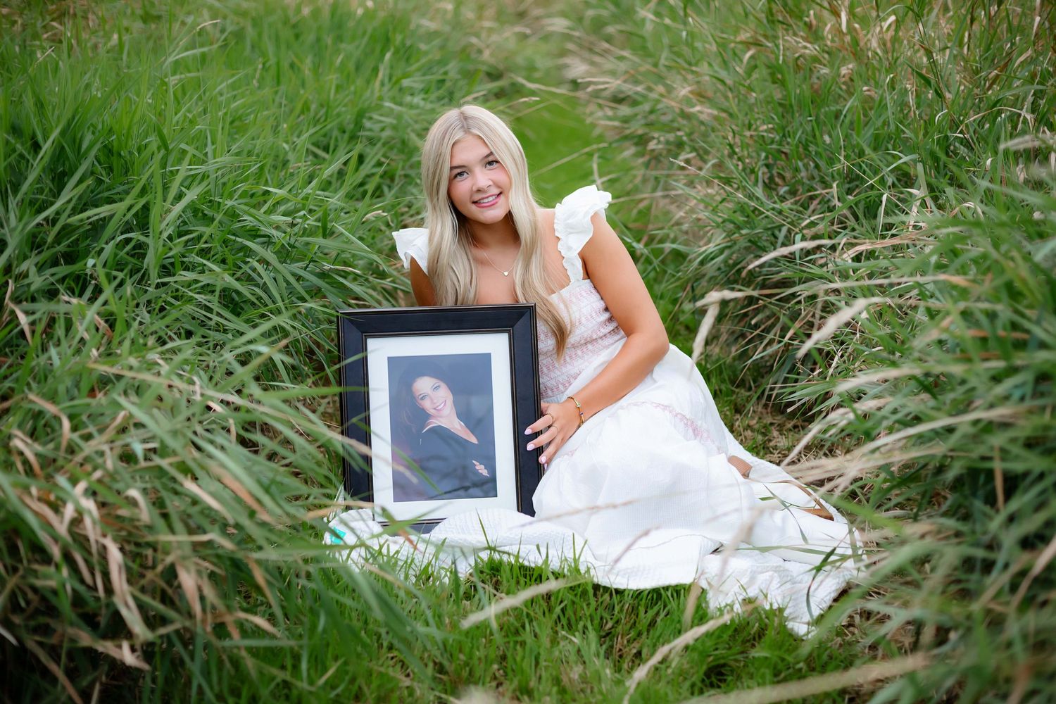 Medina, Minnesota High School senior photography with Willow & Wren Photography. Sunset and gold hour senior photos.