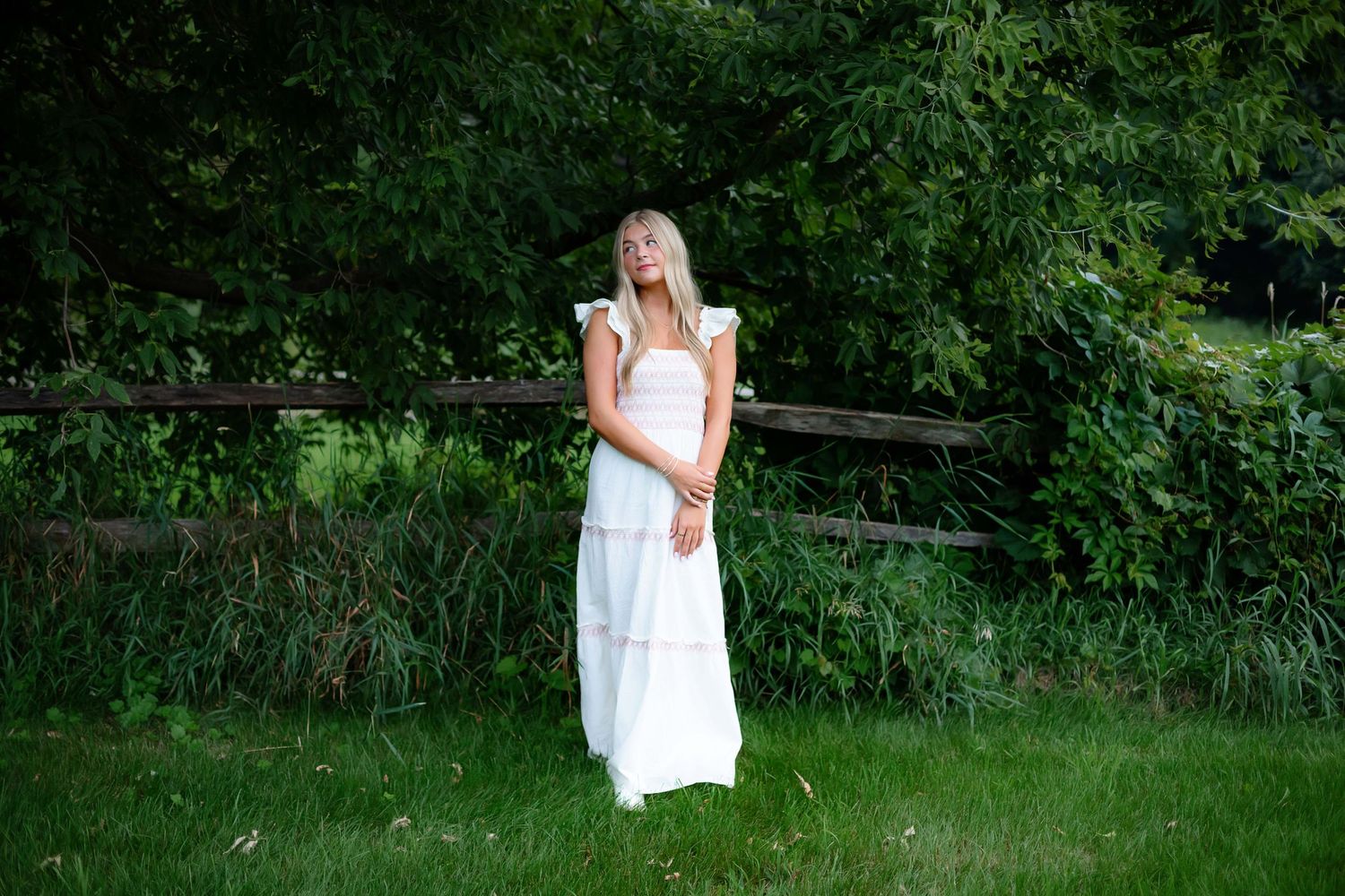 Medina, Minnesota High School senior photography with Willow & Wren Photography. Sunset and gold hour senior photos.