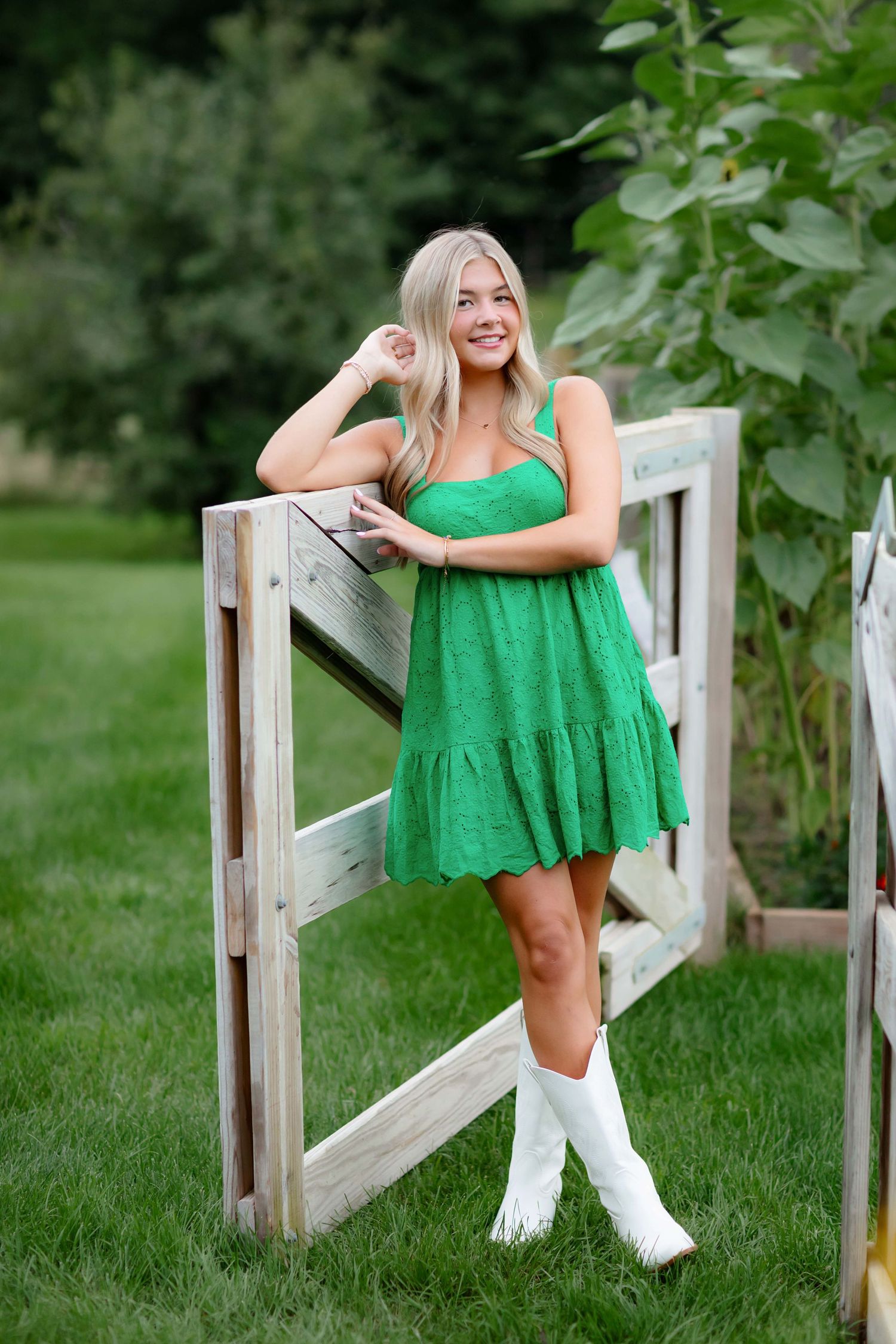 Medina, Minnesota High School senior photography with Willow & Wren Photography. Sunset and gold hour senior photos.