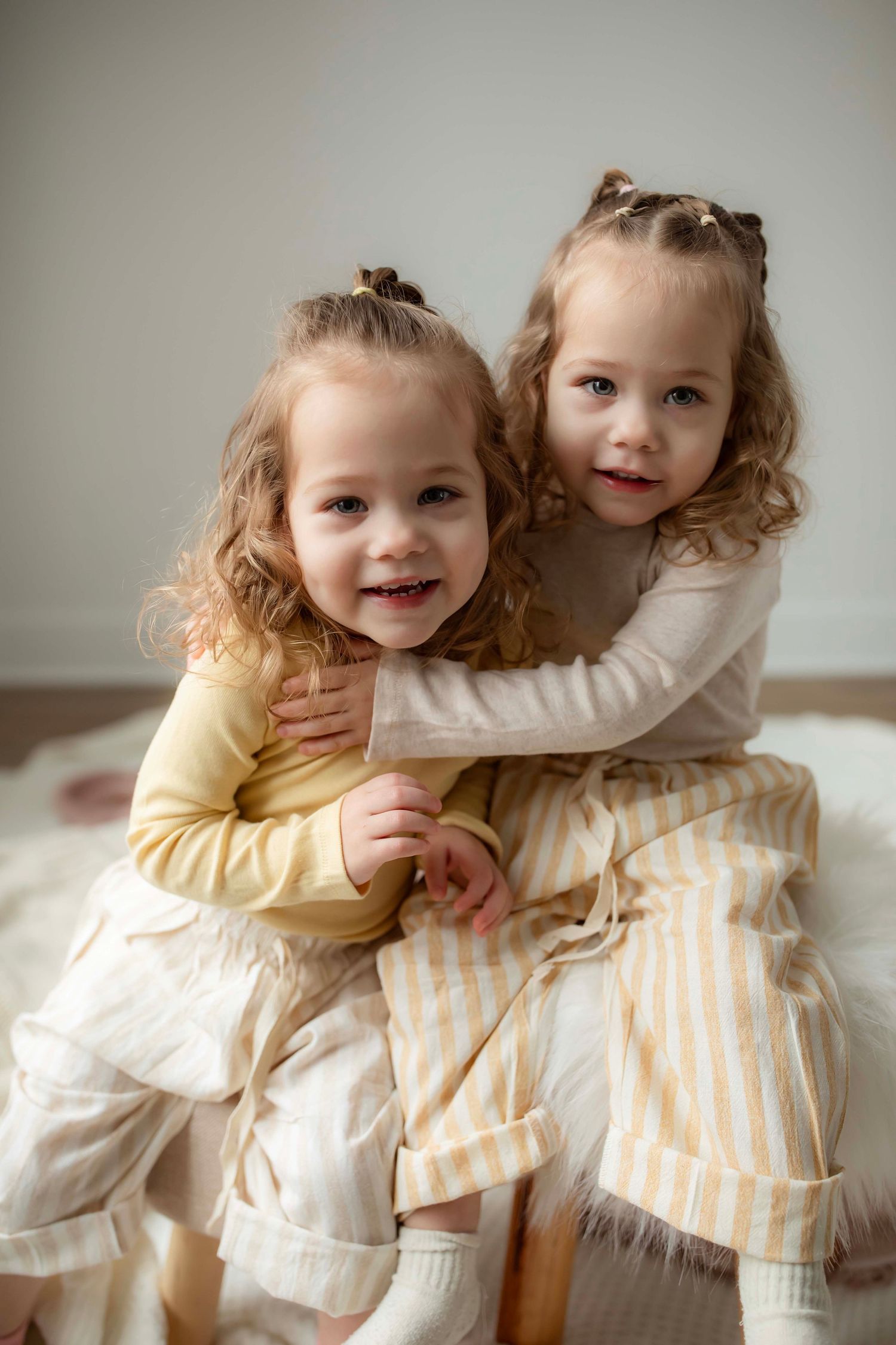 Identical twins photography by Willow & Wren Photography in Minnesota.
