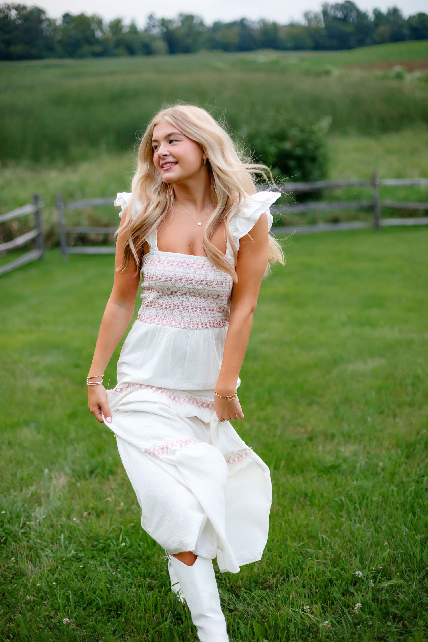Medina, Minnesota High School senior photography with Willow & Wren Photography. Sunset and gold hour senior photos.
