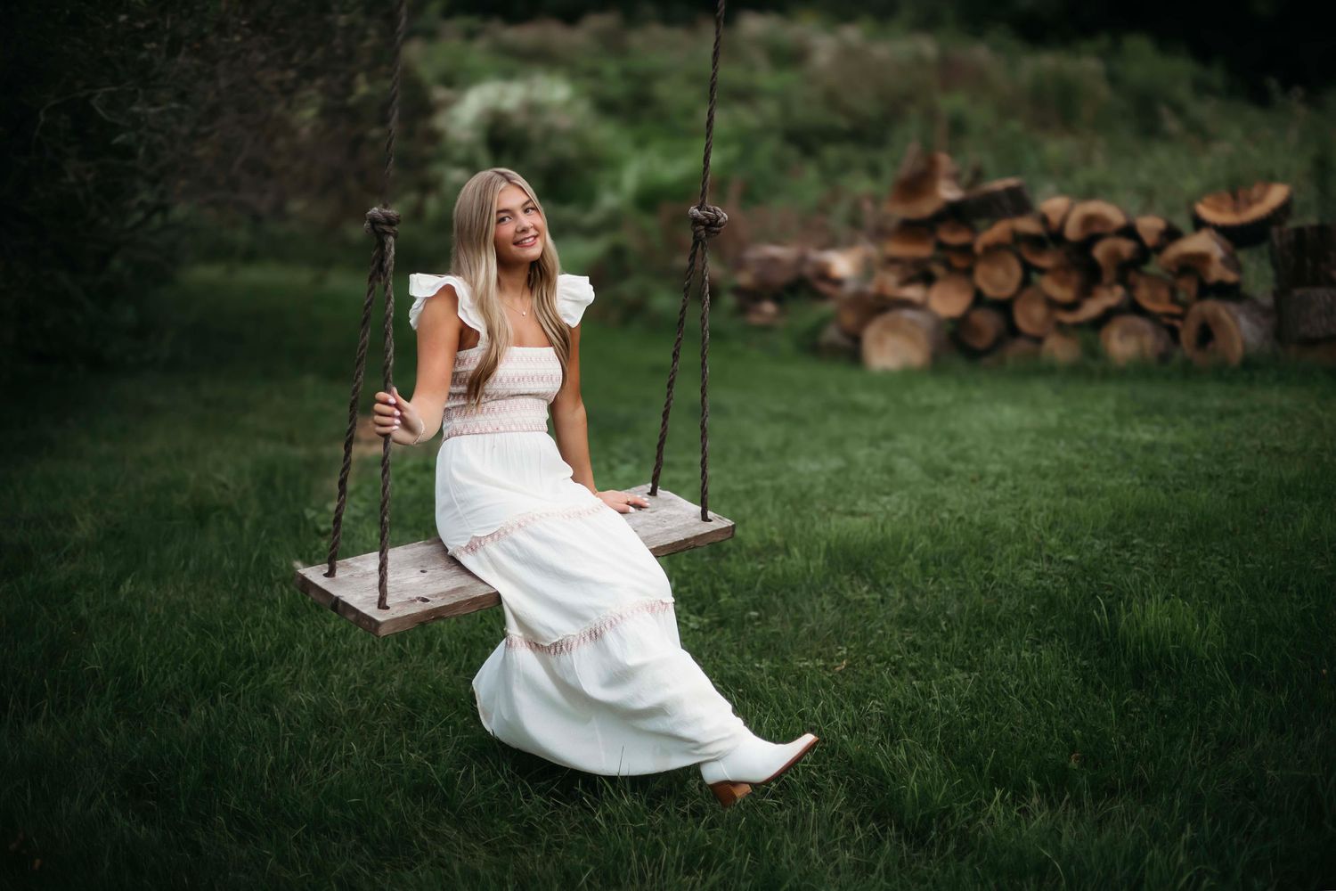 Medina, Minnesota High School senior photography with Willow & Wren Photography. Sunset and gold hour senior photos.